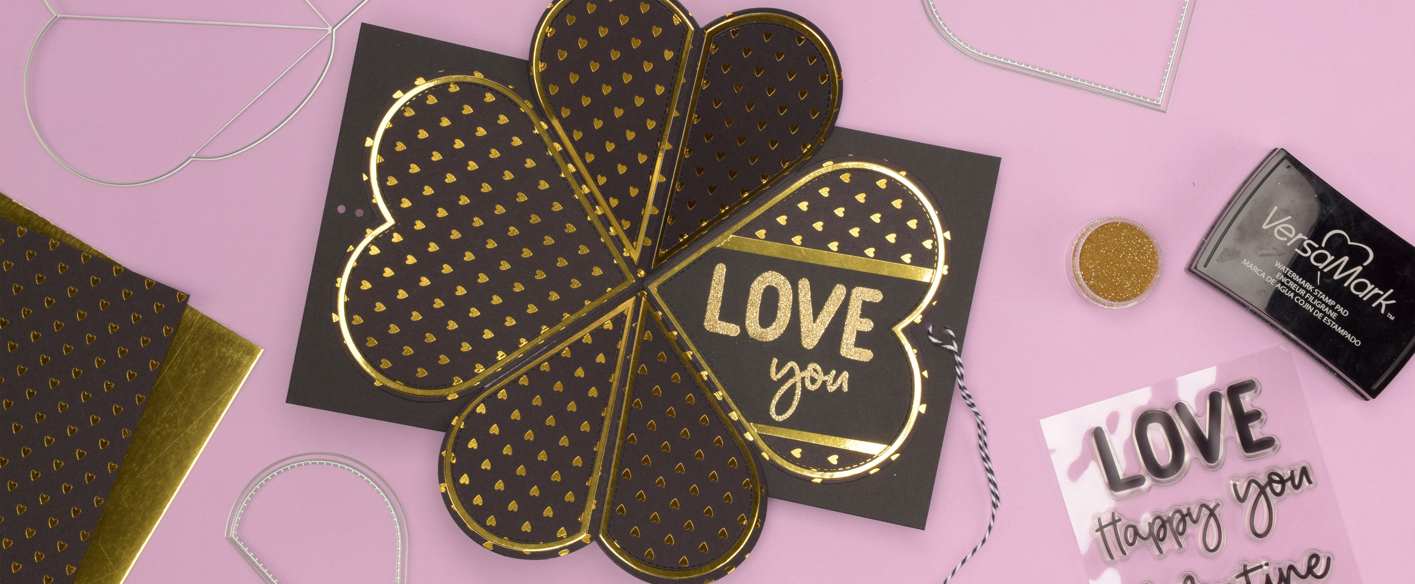 Tarjeta emergente de San Valentín con un diseño de corazón que se abre para revelar un efecto 3D como una impresionante sorpresa.