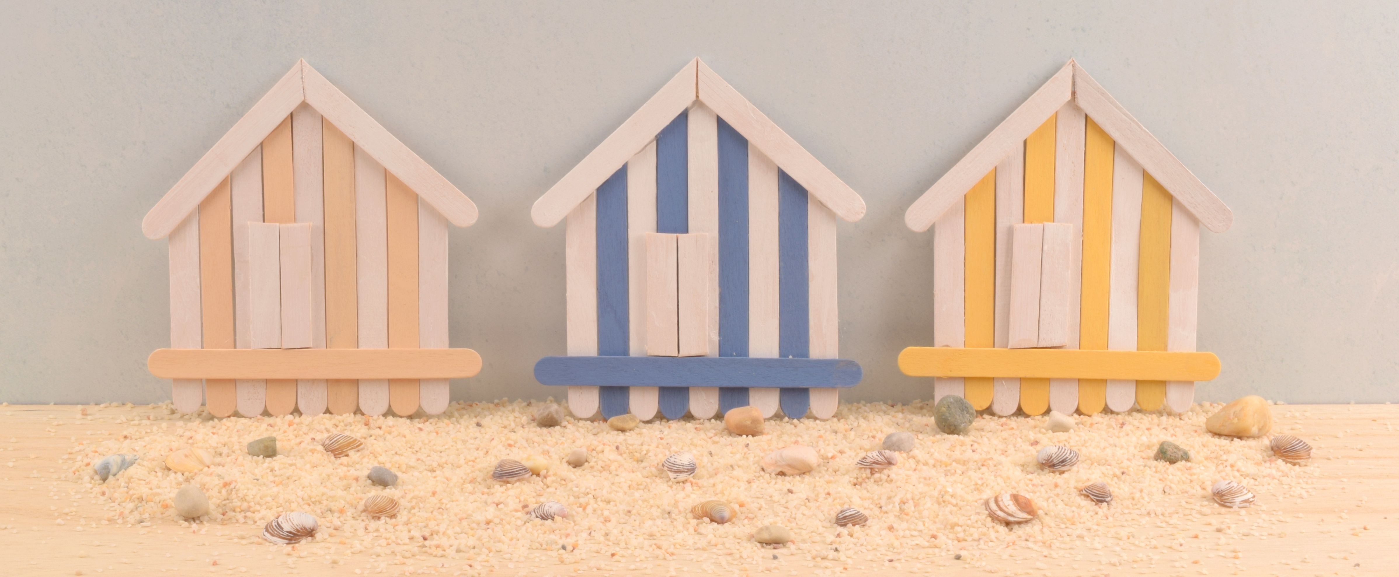 Casitas de playa con palitos de madera, manualidades de verano para fiestas infantiles