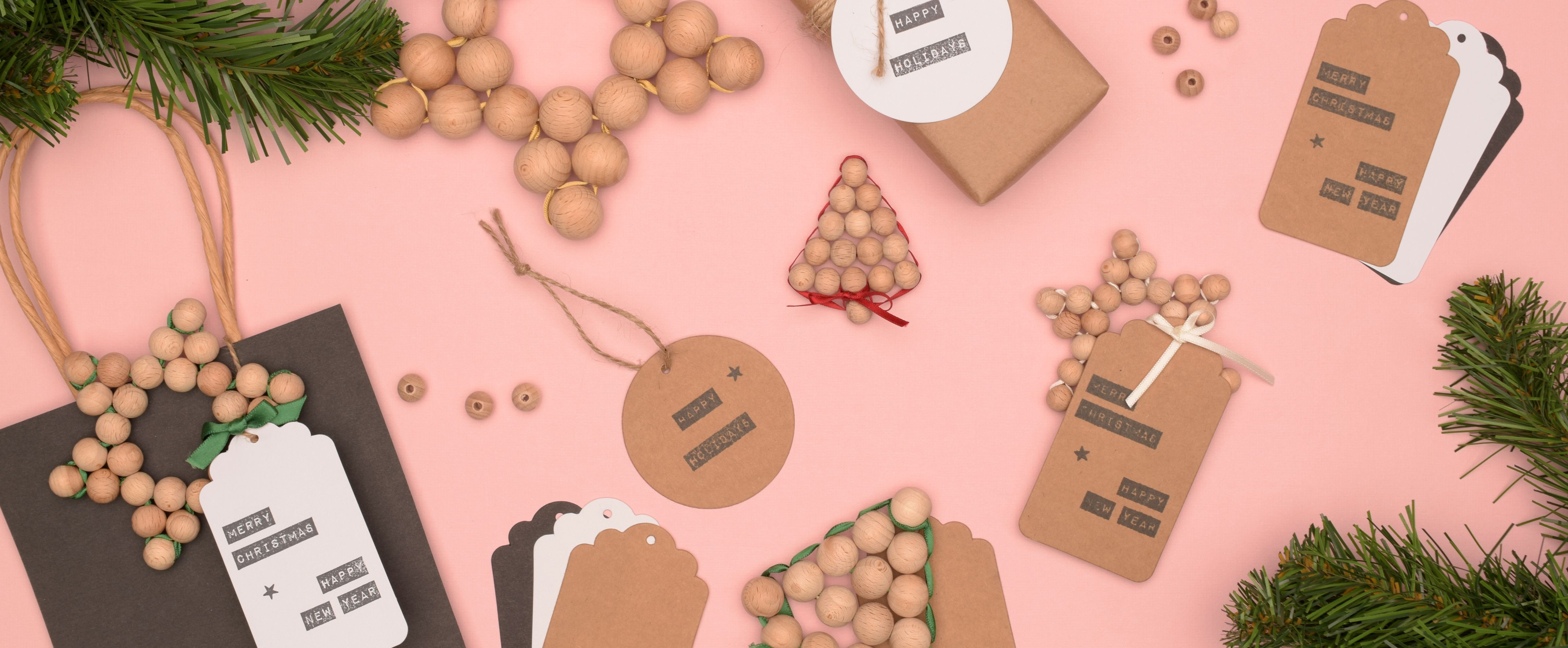 Adornos navideños con cuentas de madera – decoración natural y minimalista para el árbol o los regalos.