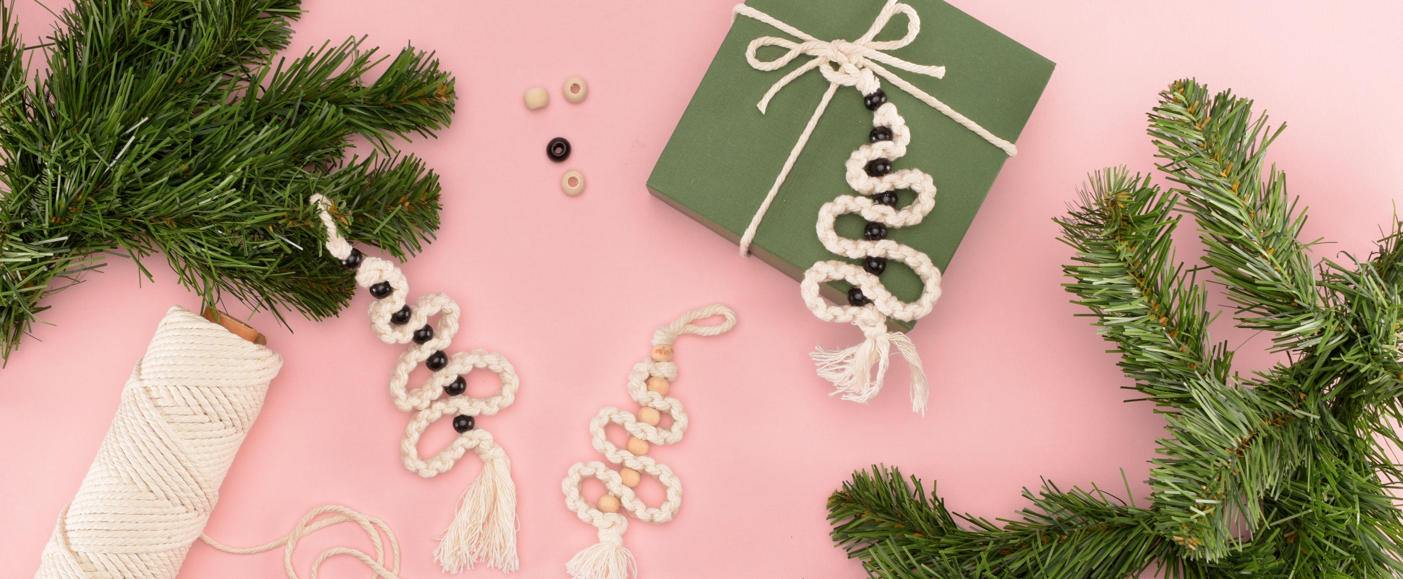 Macramé kerstboom ornamenten, gemaakt van katoendraad, voor een rustieke en luxe kerstdecoratie.