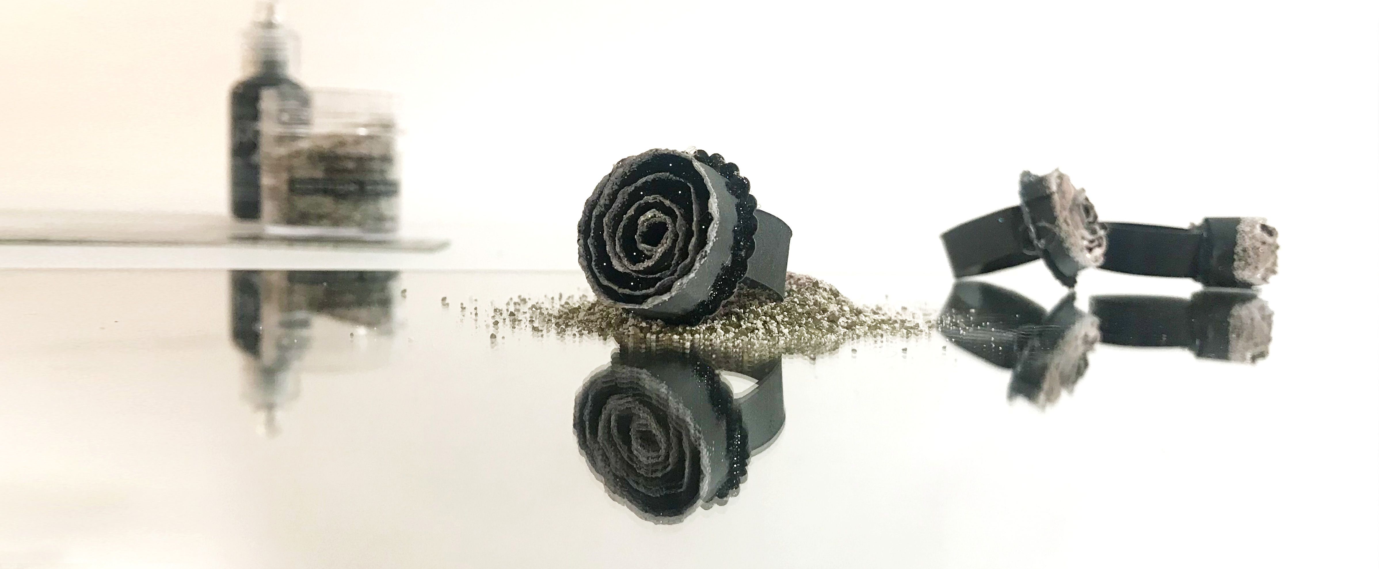 Bague en papier en forme de rose dans des tons doux, idéale comme cadeau de Saint-Valentin.