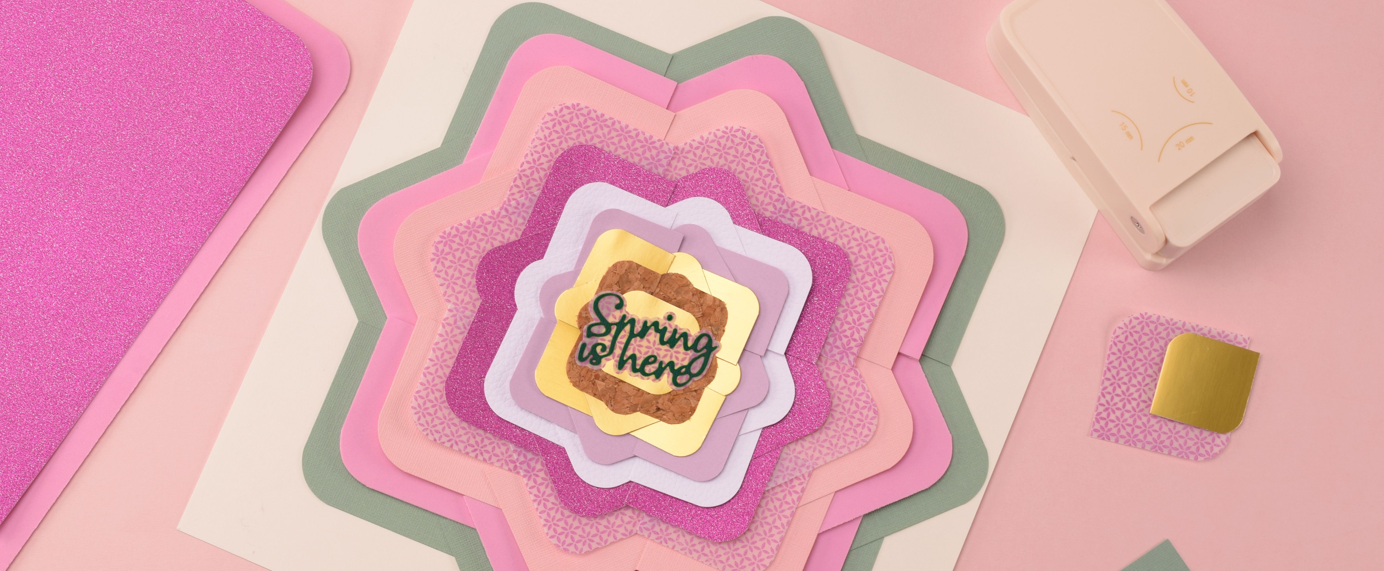 Pagina di scrapbooking con carta colorata e forme sovrapposte