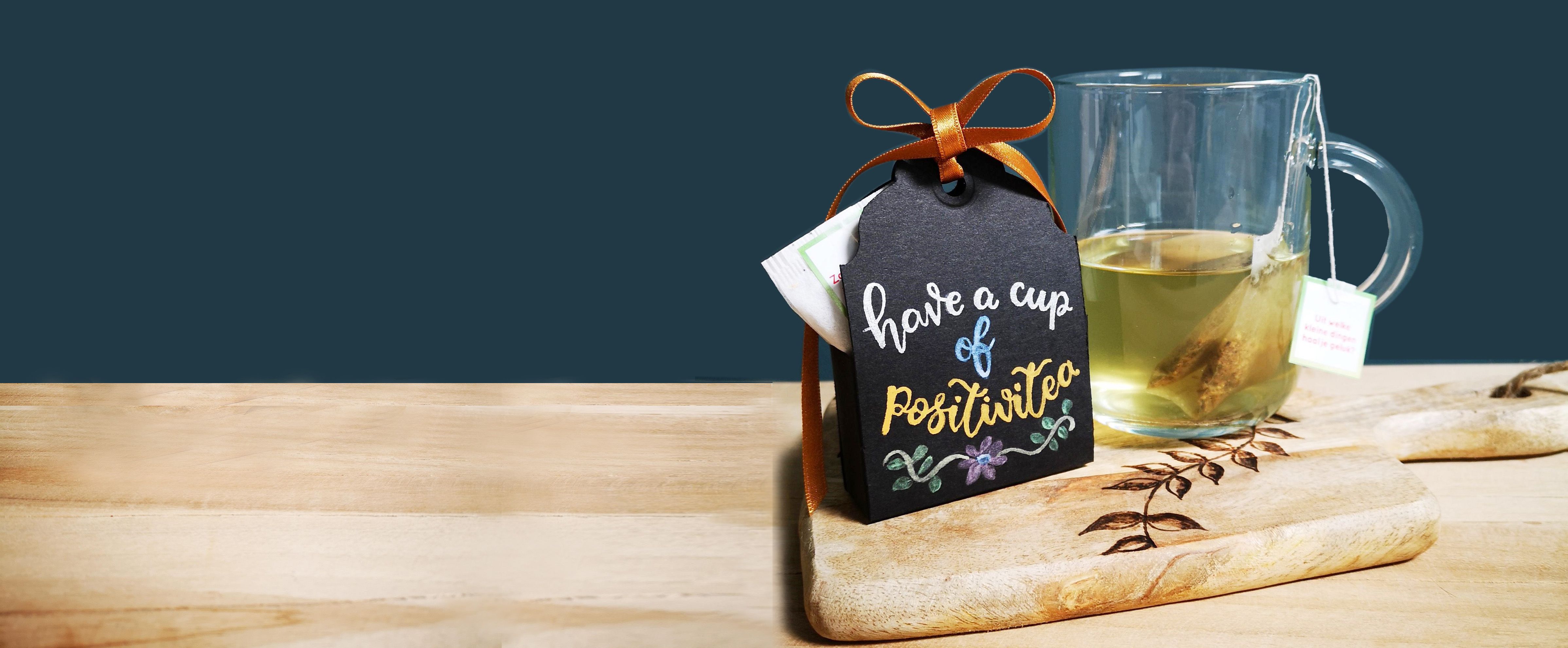 Kleine Papiertüte mit Herzmotiv, ideal zum Verschenken eines Teebeutels am Valentinstag.