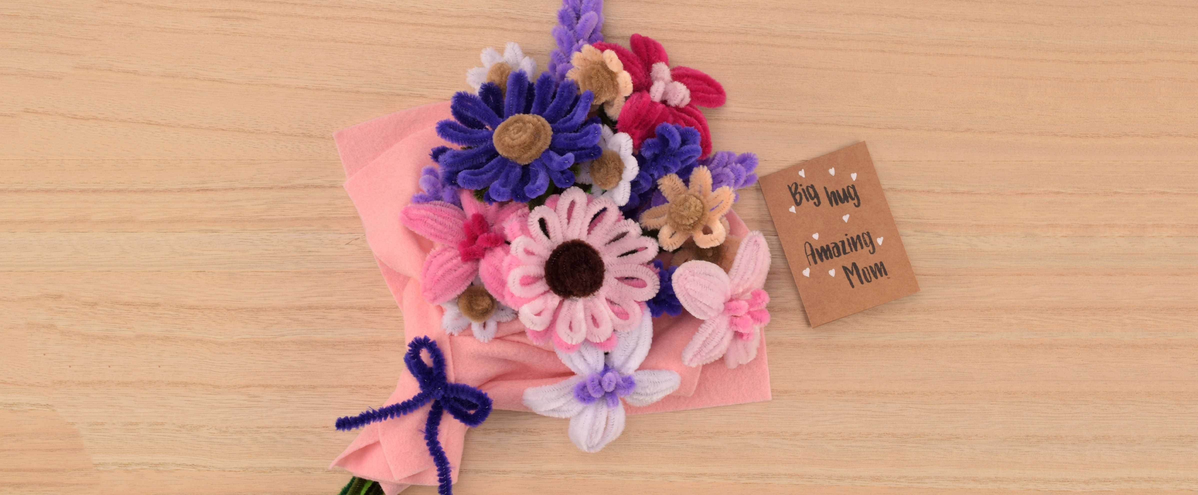 Bouquet coloré en fils chenille, un cadeau durable et romantique.