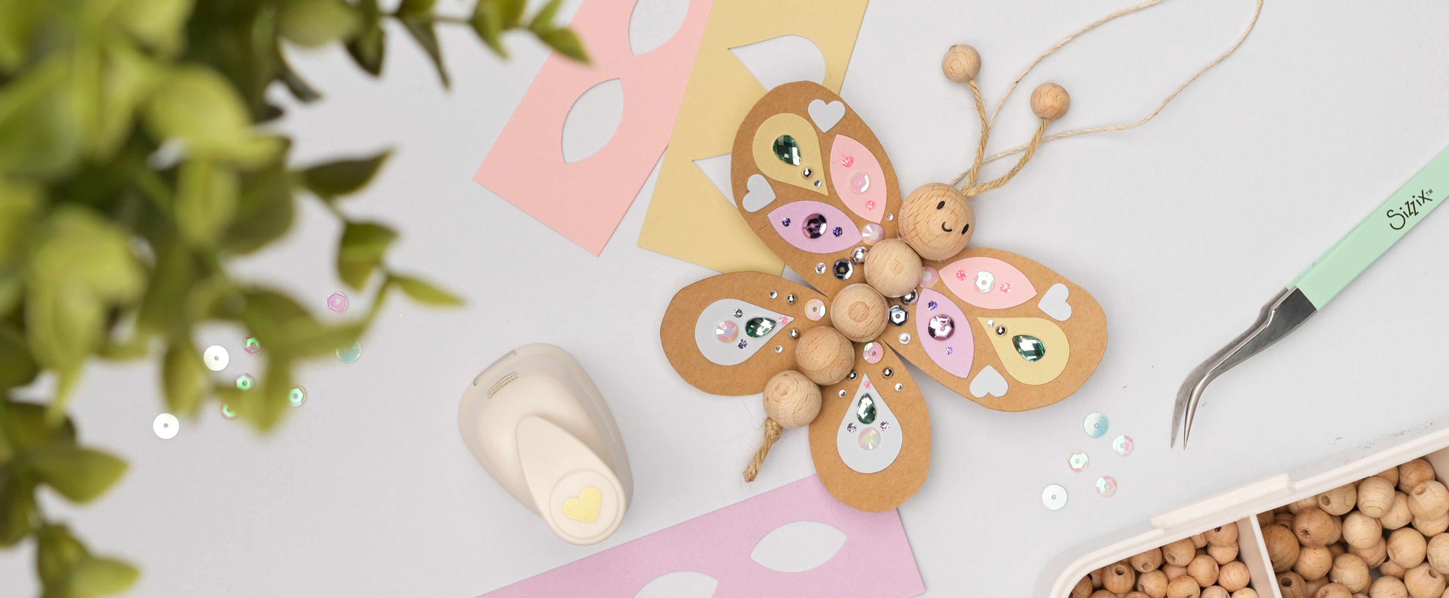 Manualidad de mariposa de papel con colores y decoración, ideal para fiestas infantiles creativas