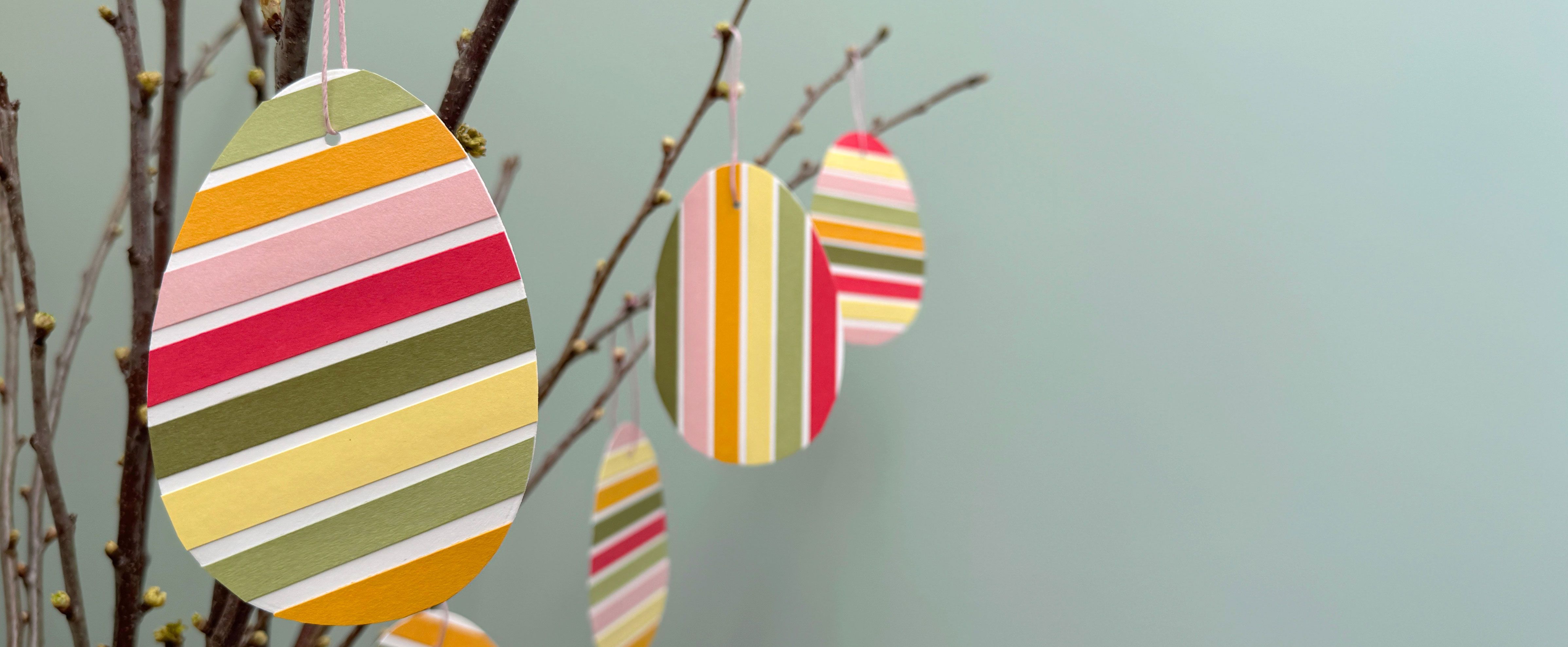Uova di Pasqua decorative appese in carta colorata