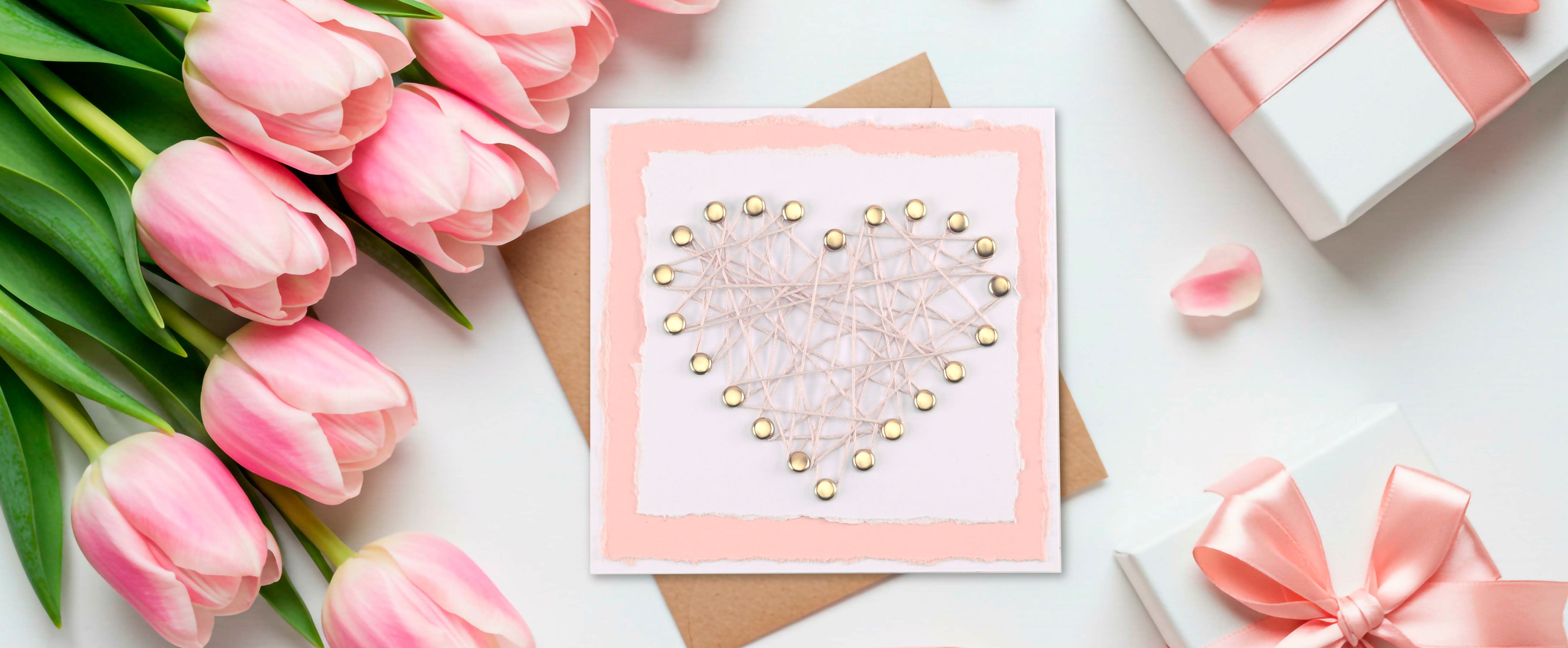 Tarjeta de San Valentín con un corazón de cuerda, creando un aspecto artesanal y rústico, perfecto para tu ser querido.