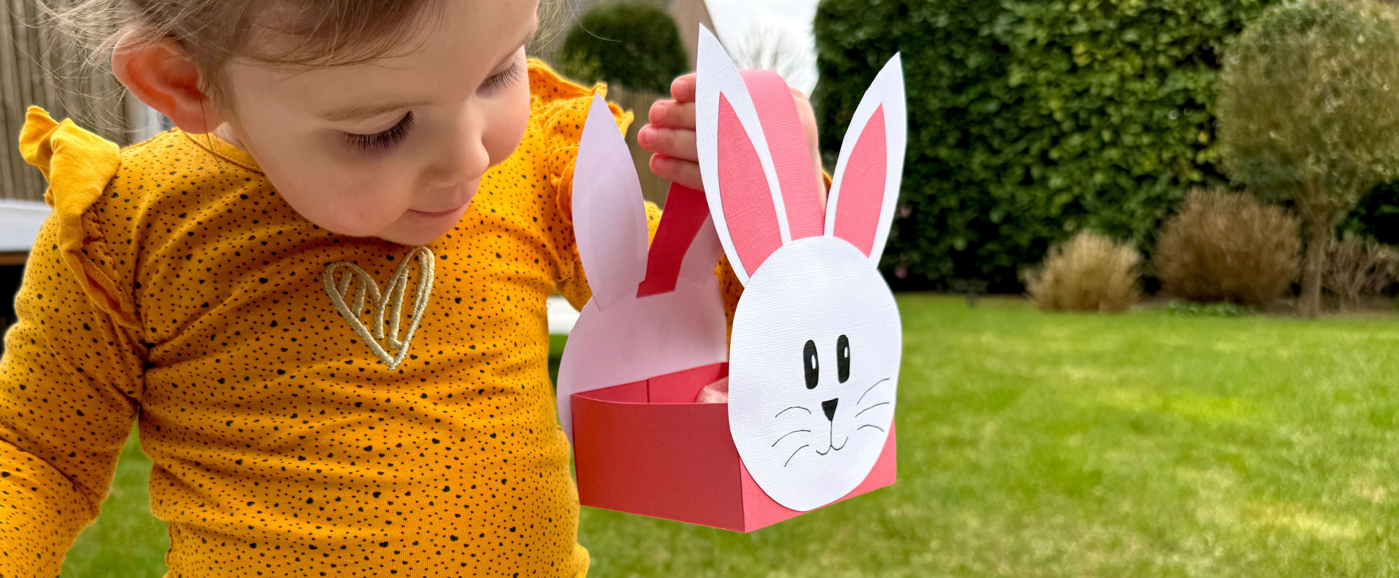 Osterkörbchen aus Papier in Hasenform für die Ostereiersuche mit Kindern