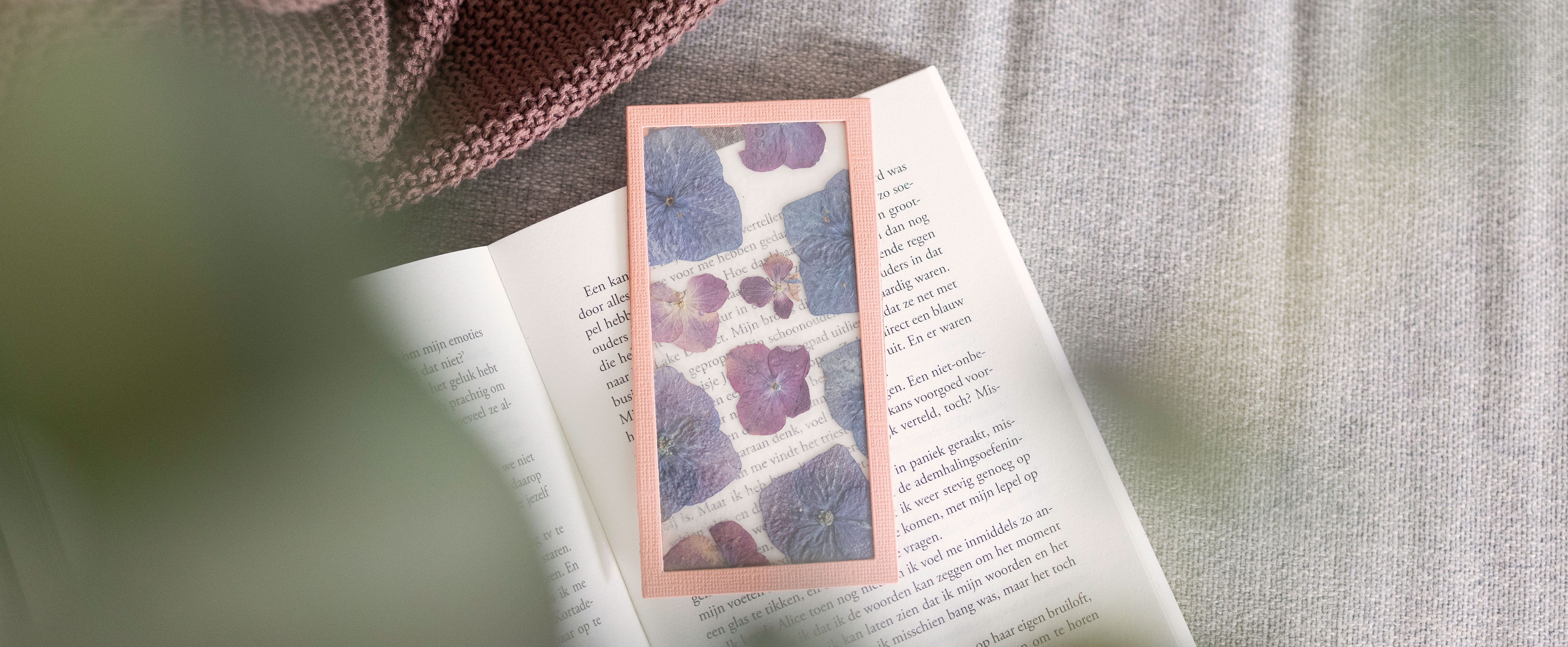 Boeklegger met gedroogde bloemen als elegant handgemaakt moederdagcadeau.