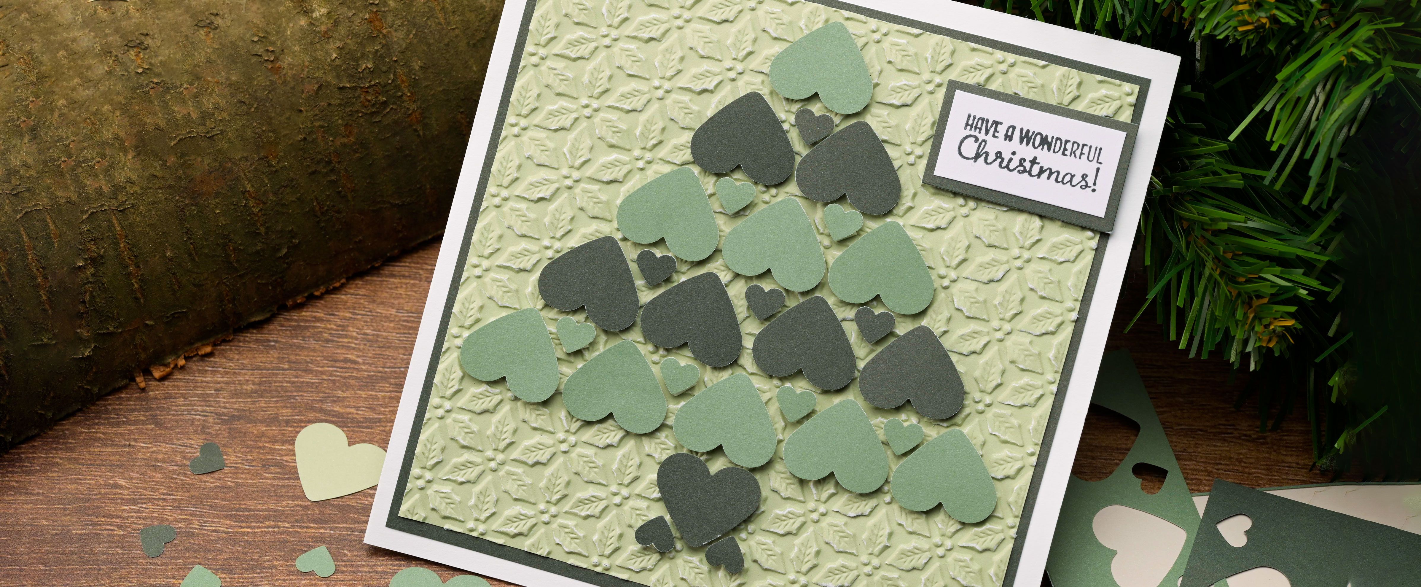 Kerstkaart met kerstboom van hartjesponsen — creatieve kerstkaart van uitgeponste hartjes.