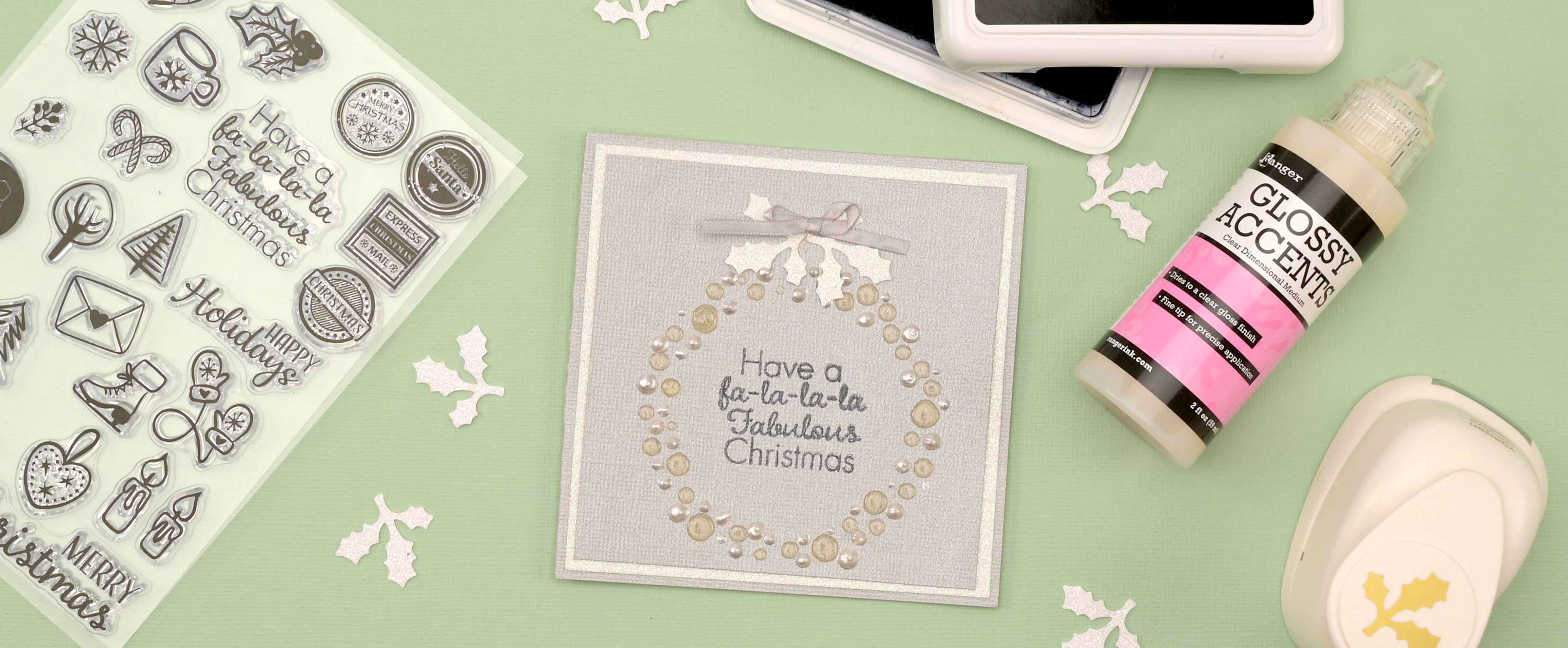 Kerstkaart met kerstkrans — stijlvolle kaart met krans en strik.