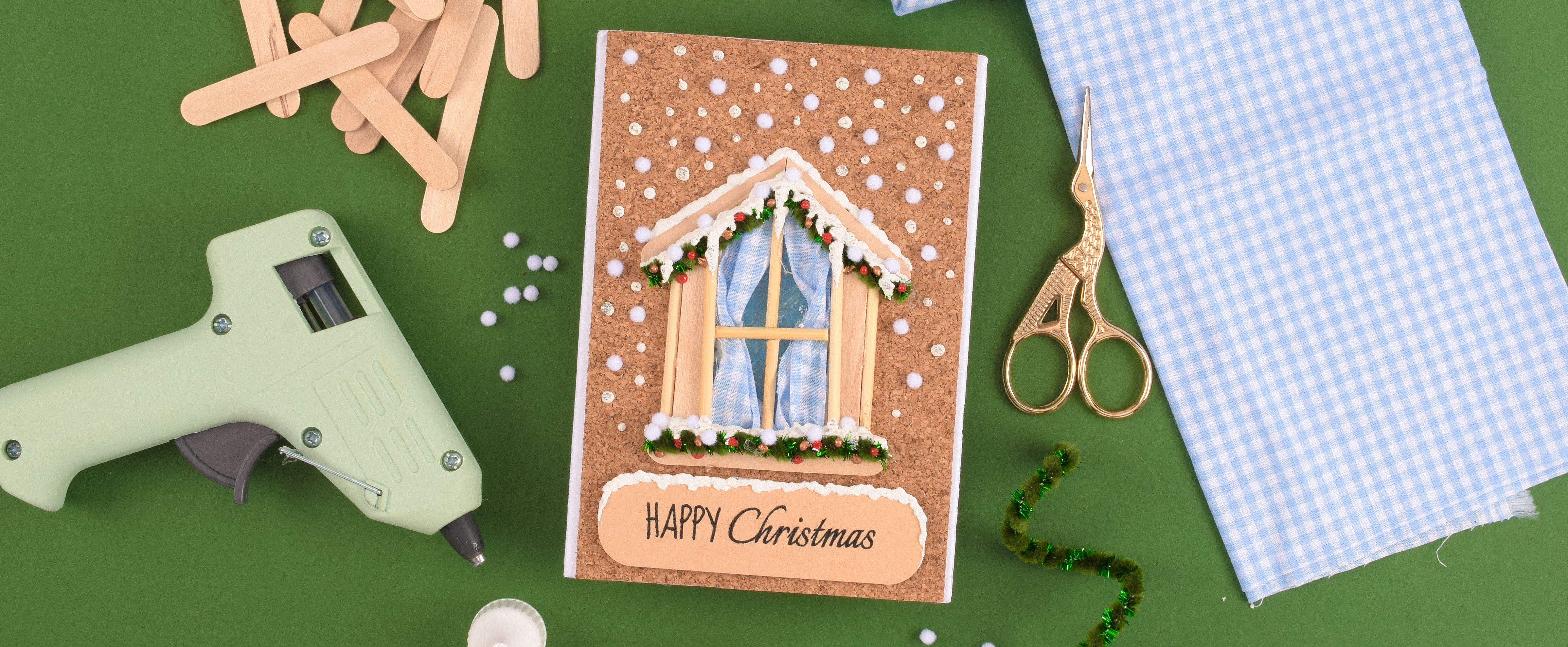 Gingerbread house kerstkaart op kurk — warme handgemaakte kerstkaart met natuurlijke uitstraling.