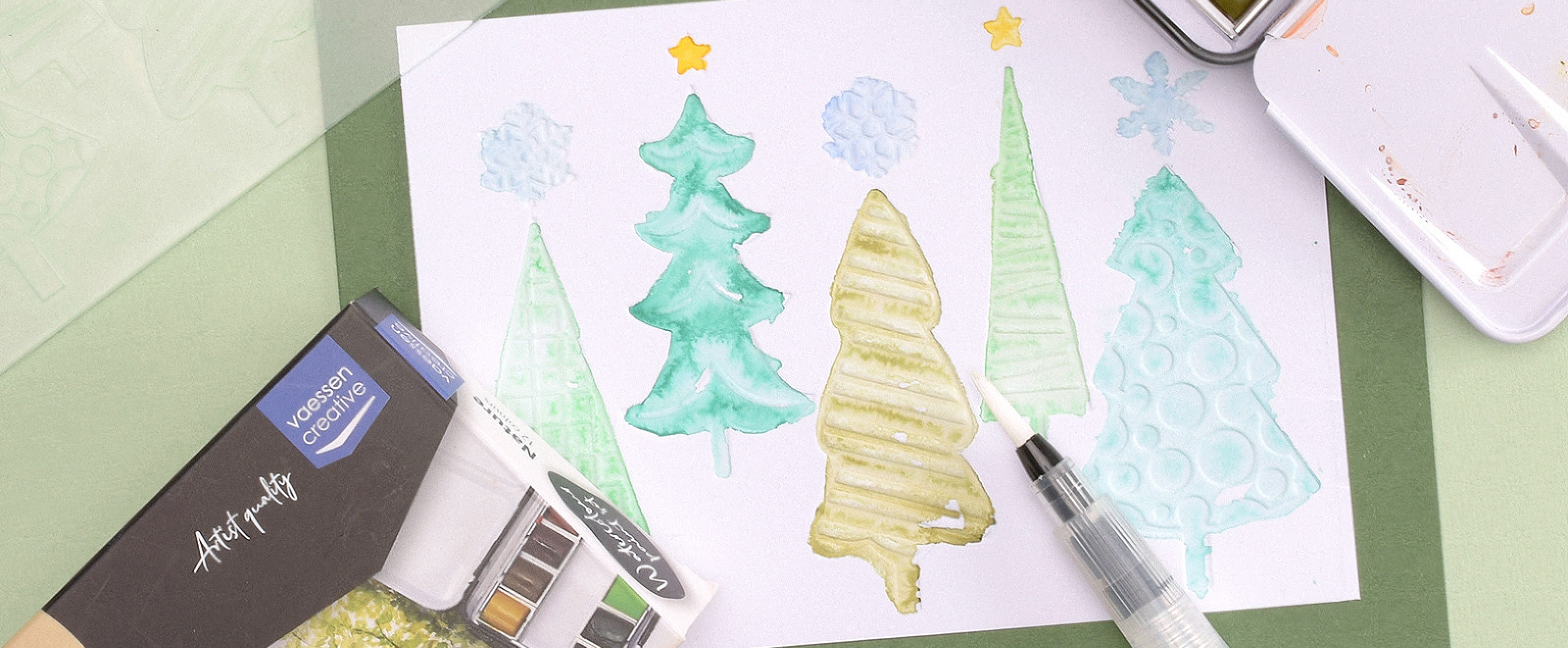 Aquarel kerstboom kaart — handgeschilderde kerstkaart in groene en gouden tinten.
