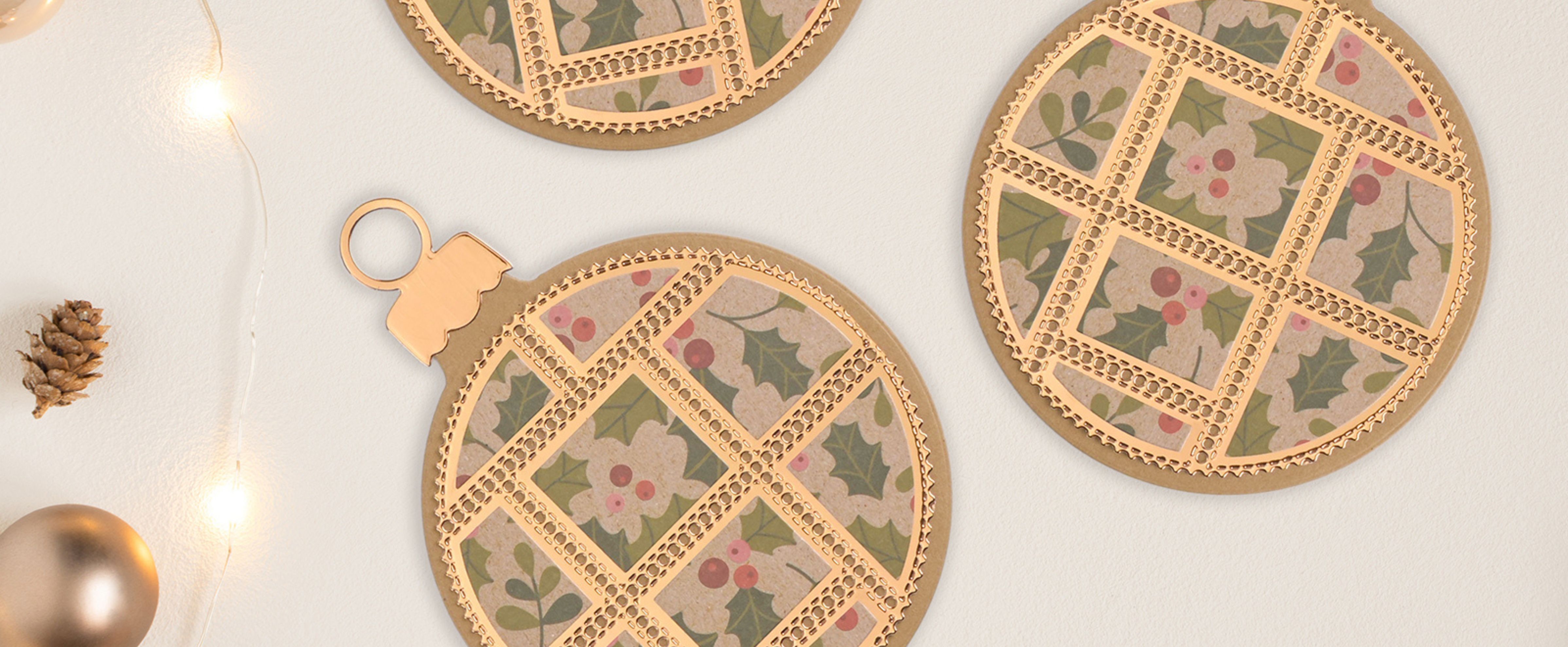 Bola de Navidad con acento dorado – adorno elegante con papel dorado y tonos pastel para un toque lujoso.