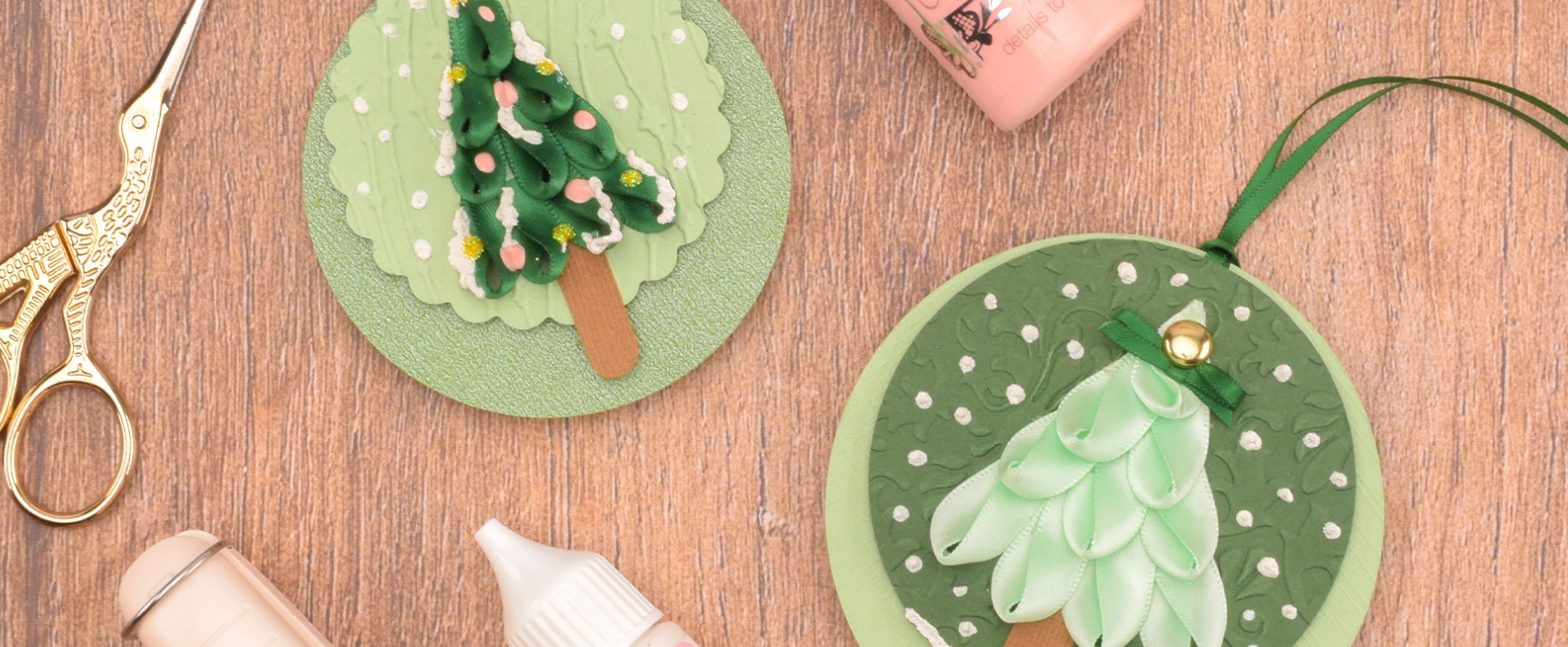 Bola de Navidad de papel con árbol de cintas – original creación con cintas verdes y efecto de nieve.