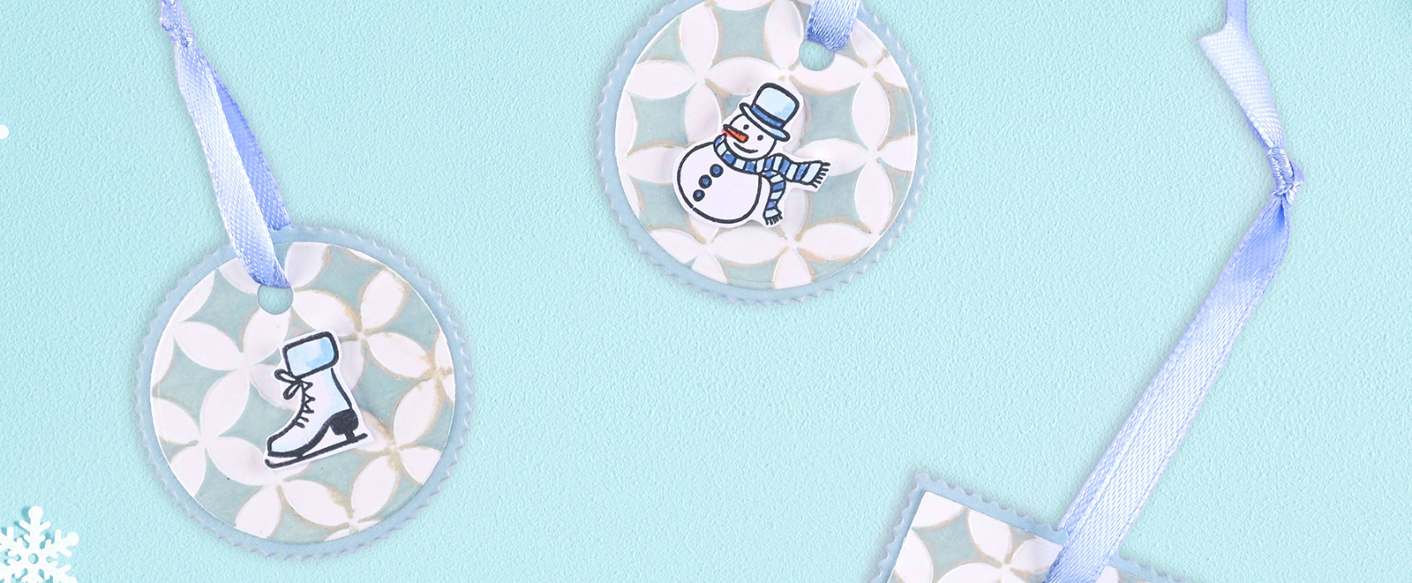 Bolas de Navidad de papel con tema de nieve – decoraciones blancas y azules con brillo sutil y efecto helado.