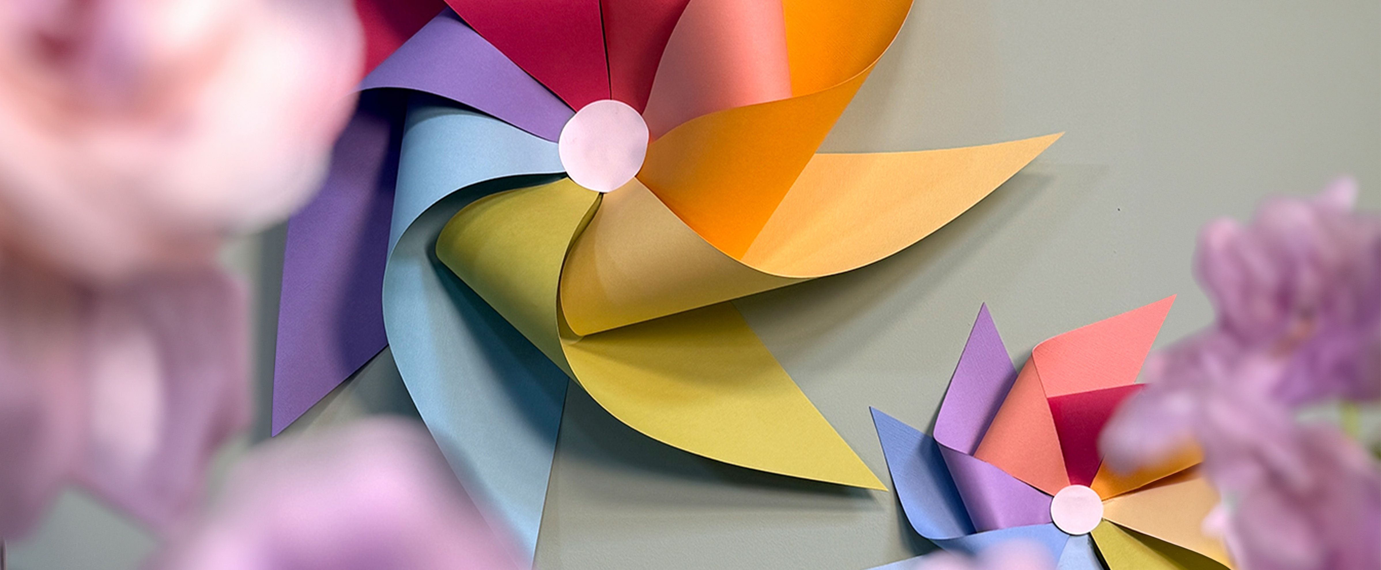 Kleurrijke 3D windmolentjes van papier met gebogen wieken