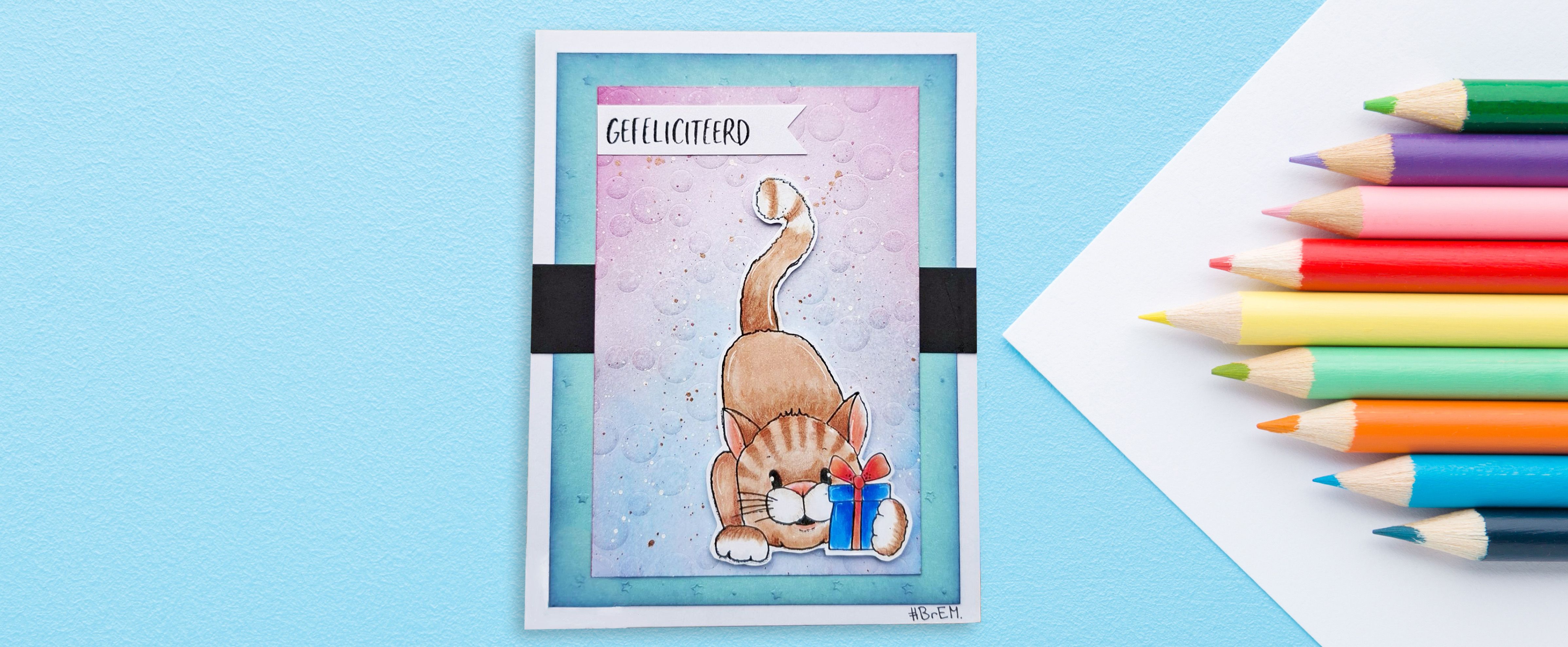 Creazione di biglietti con stencil e matite colorate, biglietto fatto a mano con illustrazione e sfondi delicati realizzati con la tecnica stencil