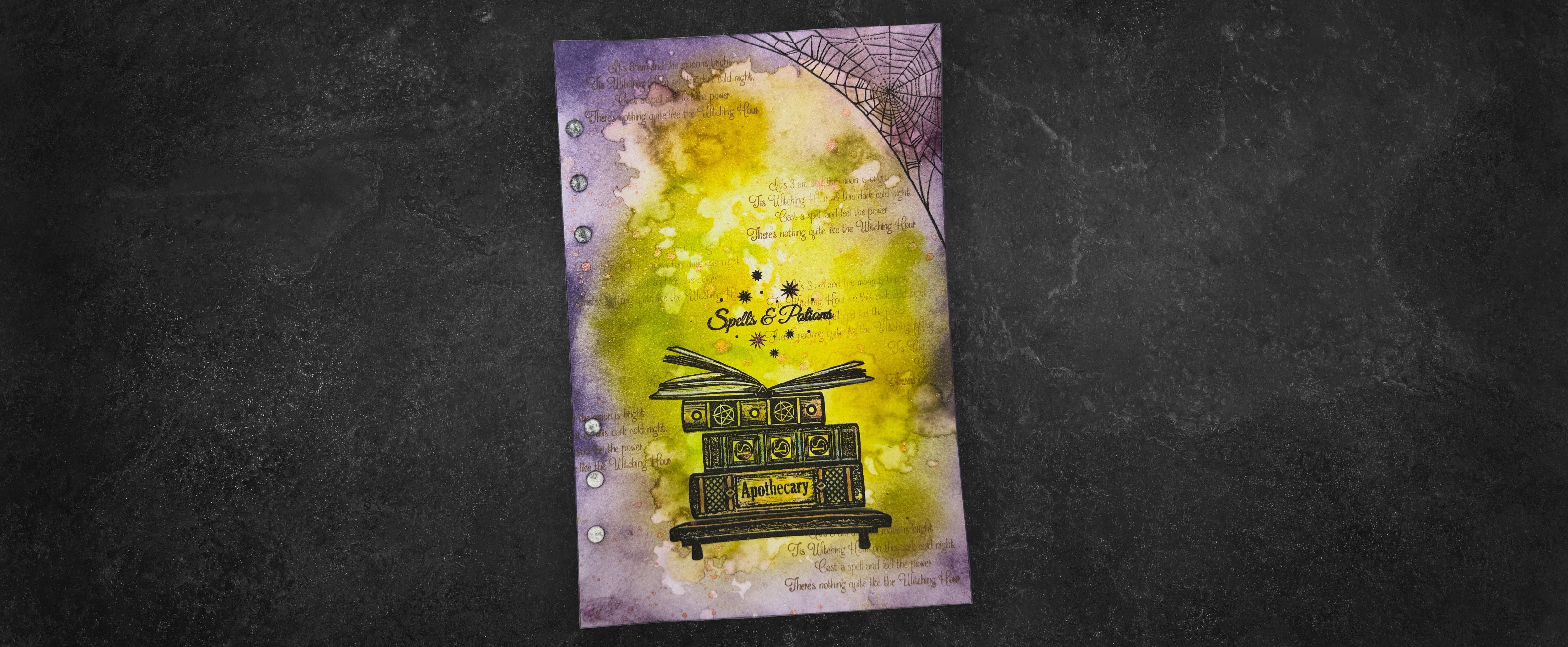 Art journal o biglietto con stencil art, design a strati con inchiostro, sfumature di colore e dettagli decorativi realizzati con stencil