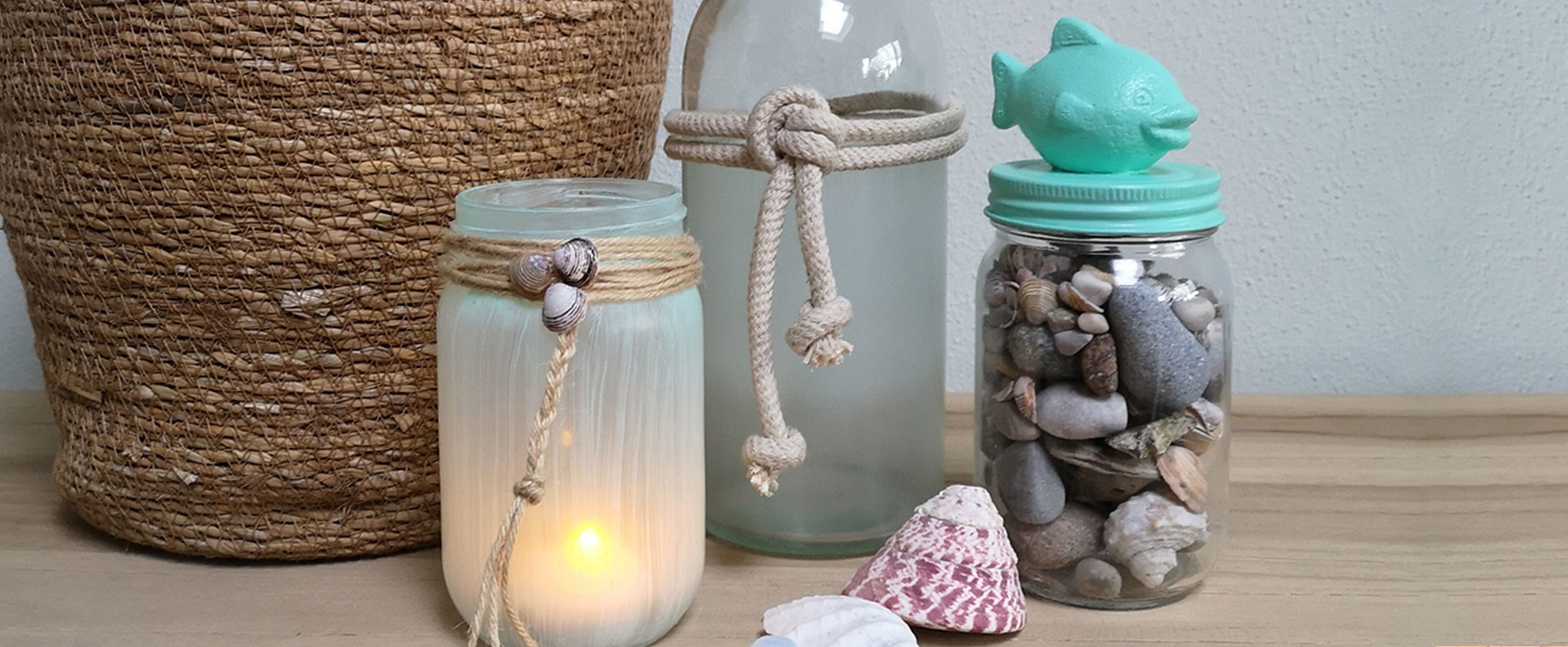 Bocaux en verre décoratifs avec corde, coquillages et pierres, idée home déco bord de mer pour adultes.