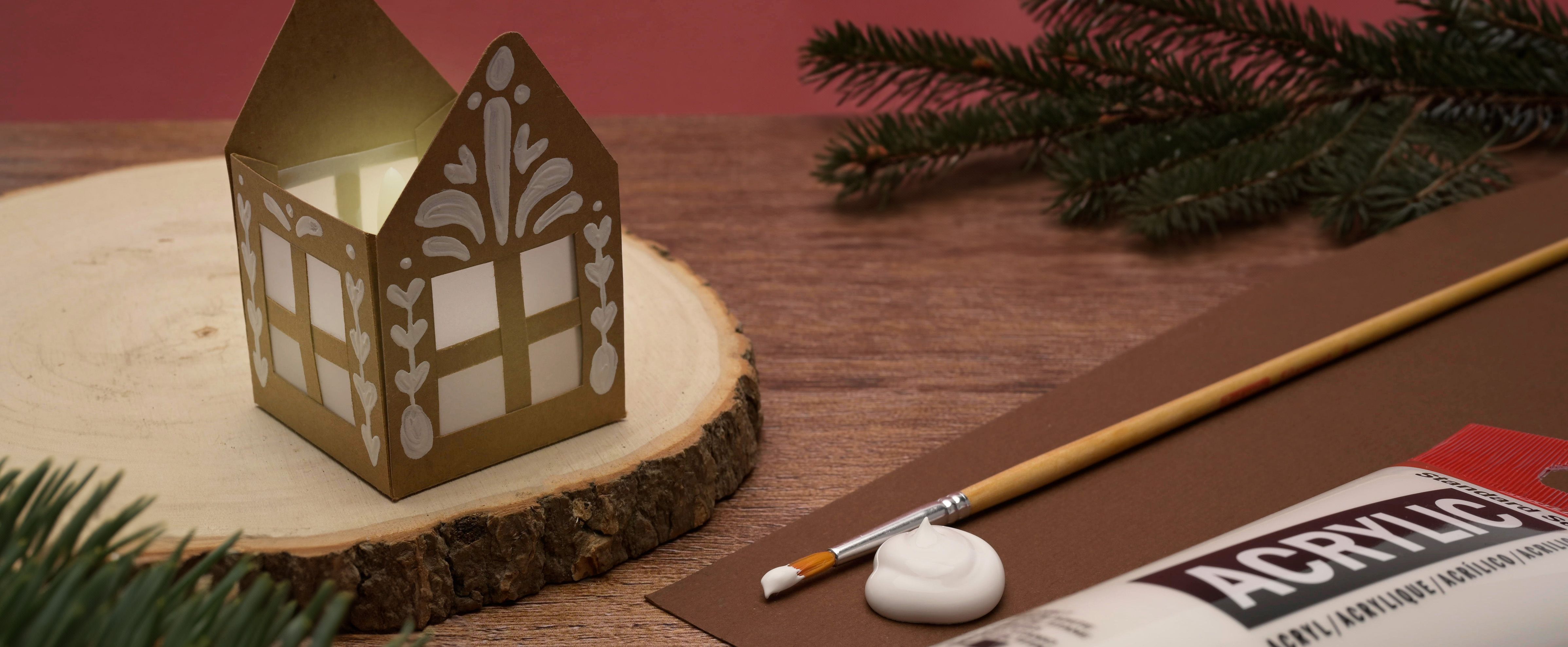 Lanterna natalizia fatta a mano con pittura acrilica e carta kraft, decorazione festiva per adulti.