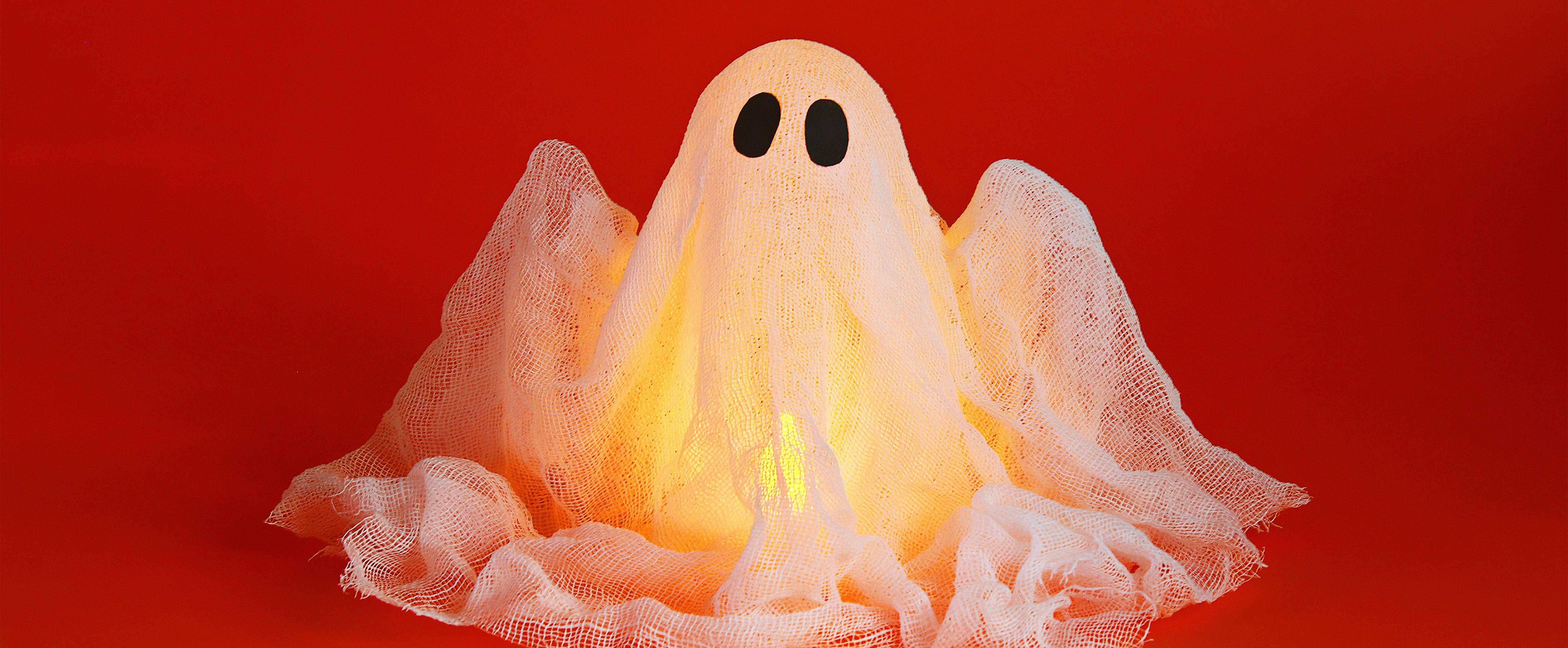 Fantôme lumineux fait main avec tissu et lumières, une idée de décoration Halloween créative pour adultes.