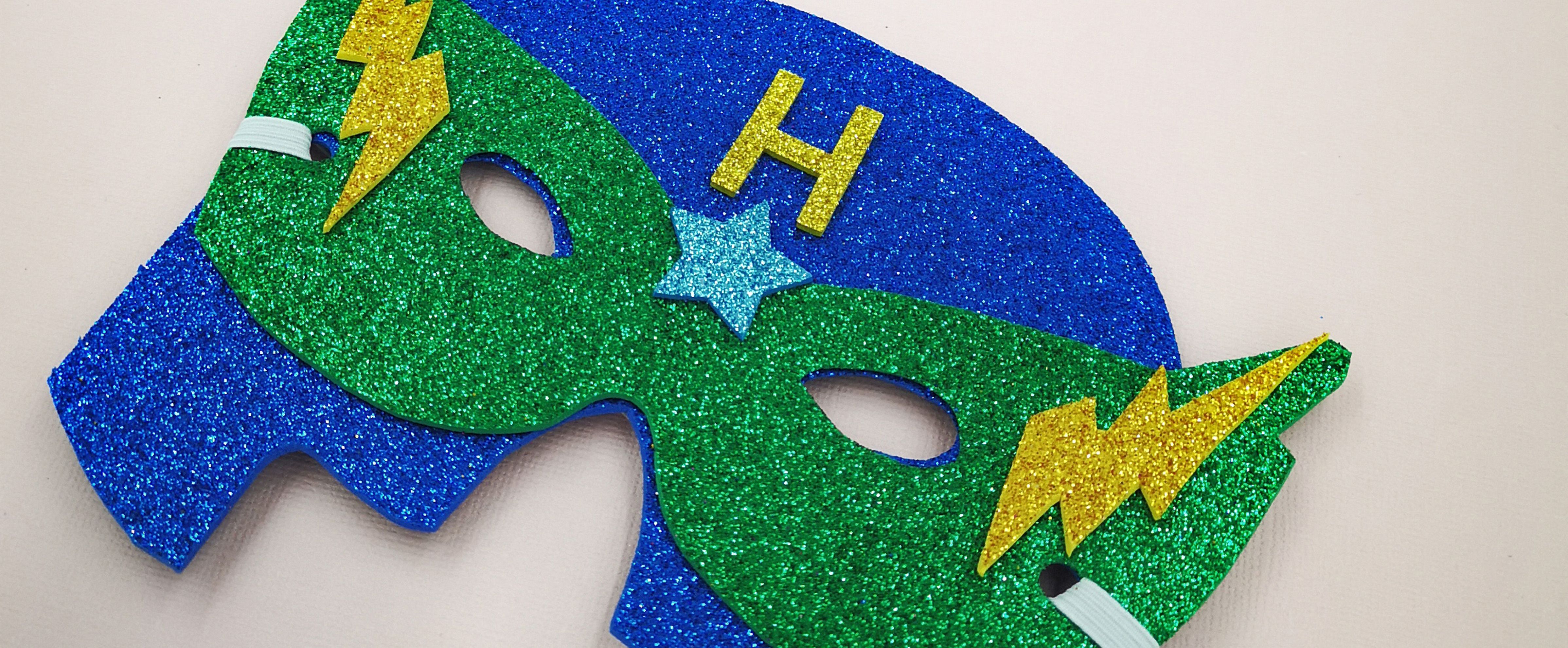 Máscara de superhéroe de foam con purpurina en azul, verde y amarillo, una idea de disfraz para chicos
