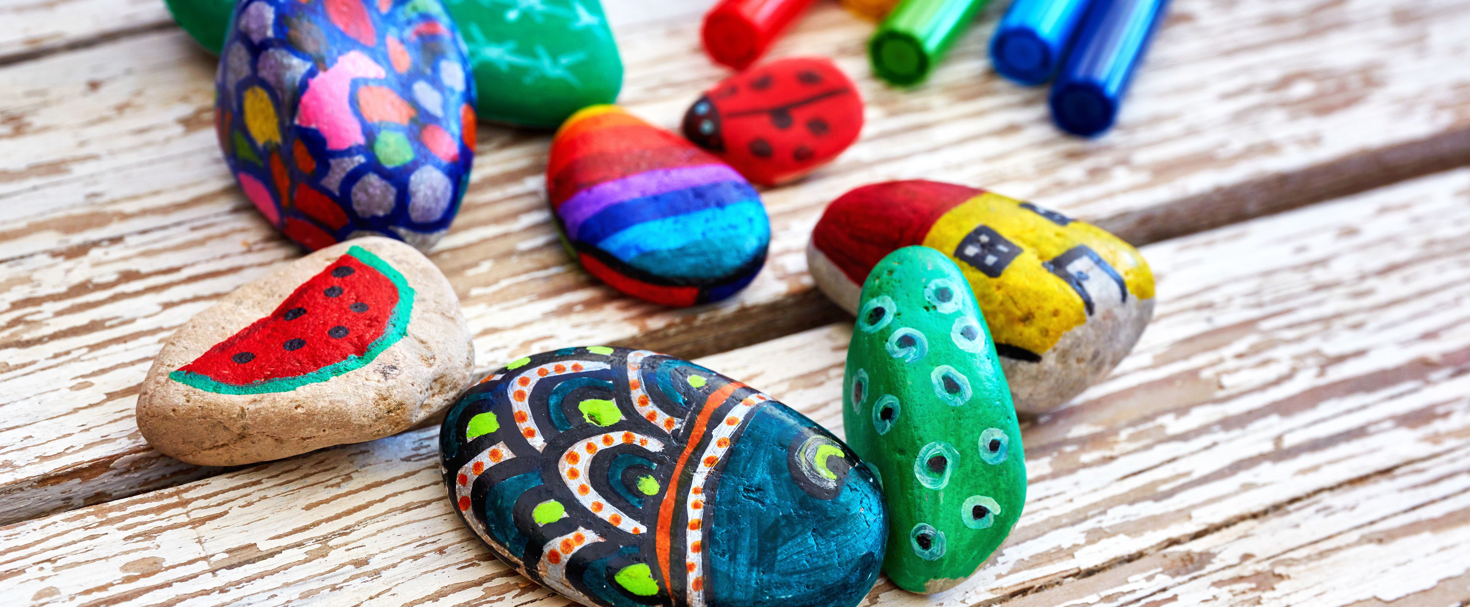 Piedras pintadas con patrones coloridos, insectos y formas como proyecto creativo para chicos