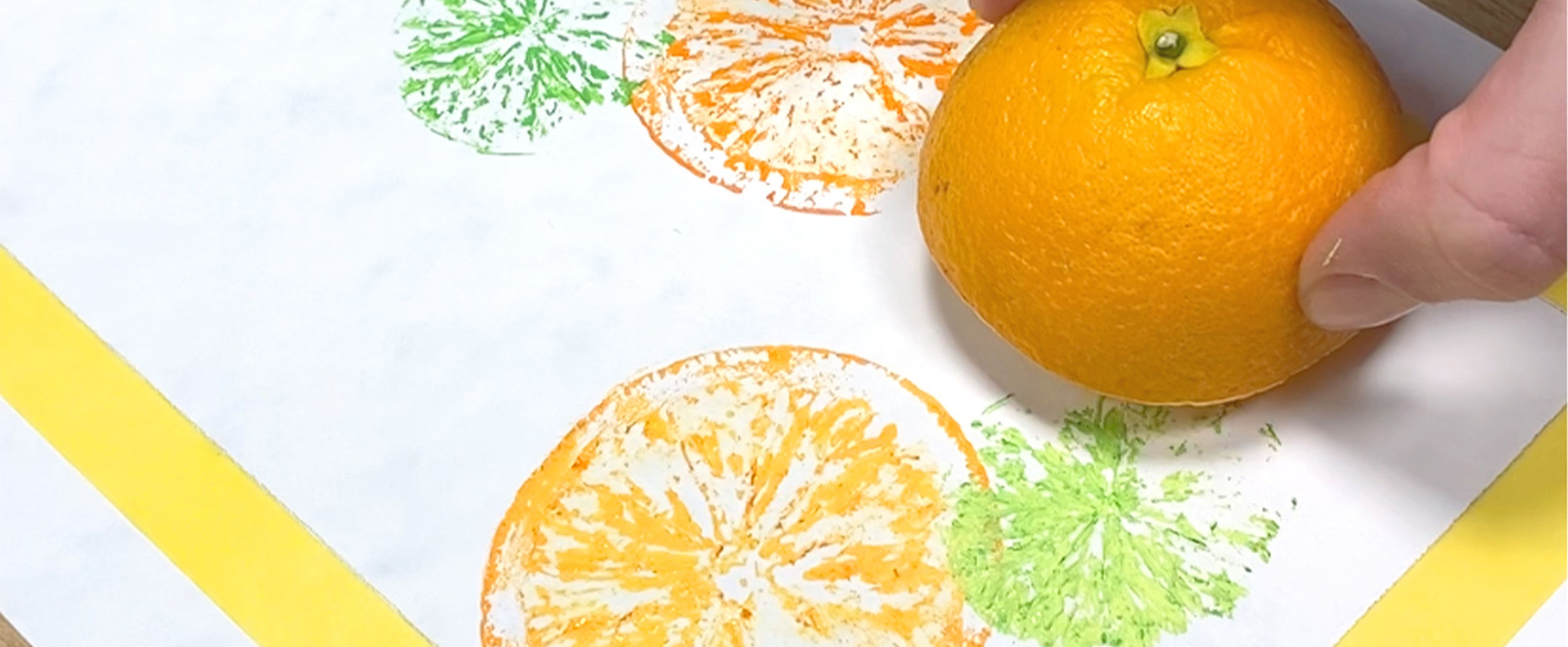 Naranja usada como sello para manualidades con pintura y estampaciones coloridas