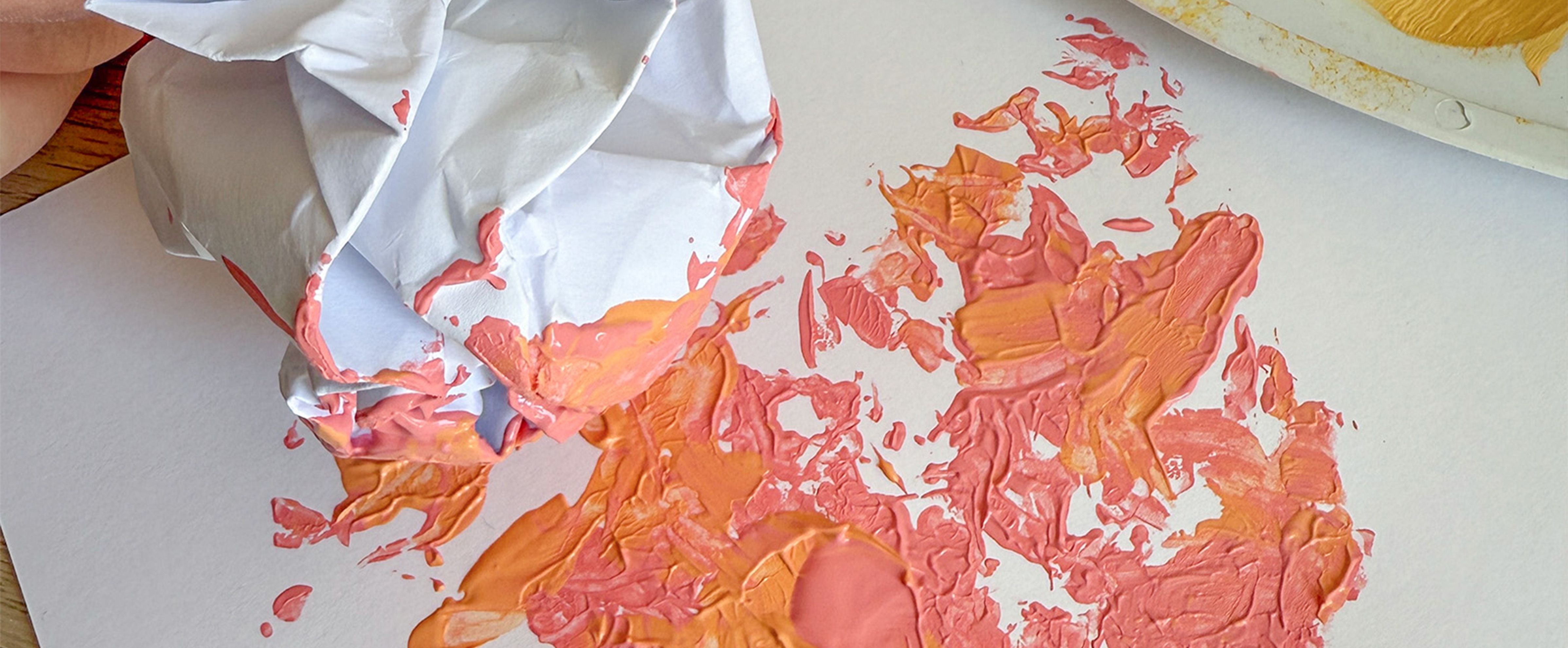 Crear impresiones con textura usando papel arrugado para manualidades con pintura