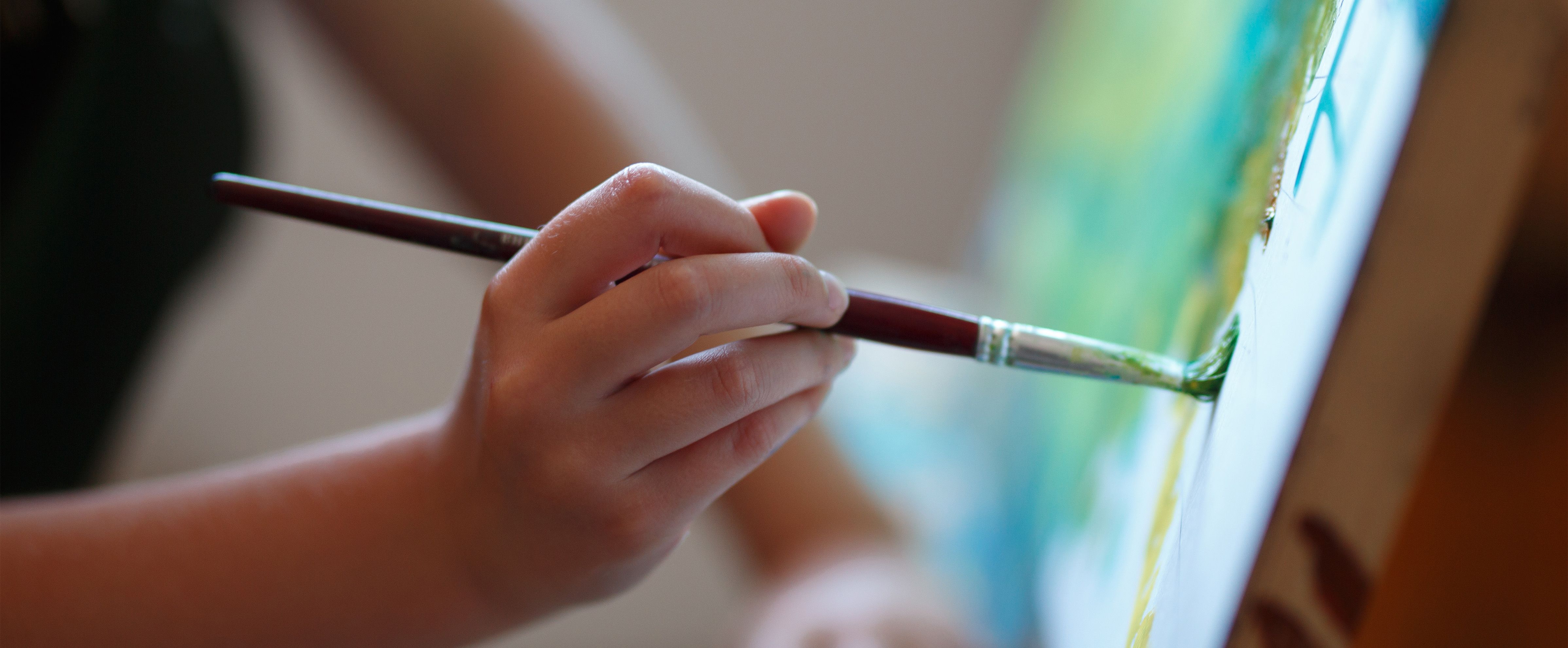 Close-up van schilderen met penseel op canvas voor creatieve schilderinspiratie