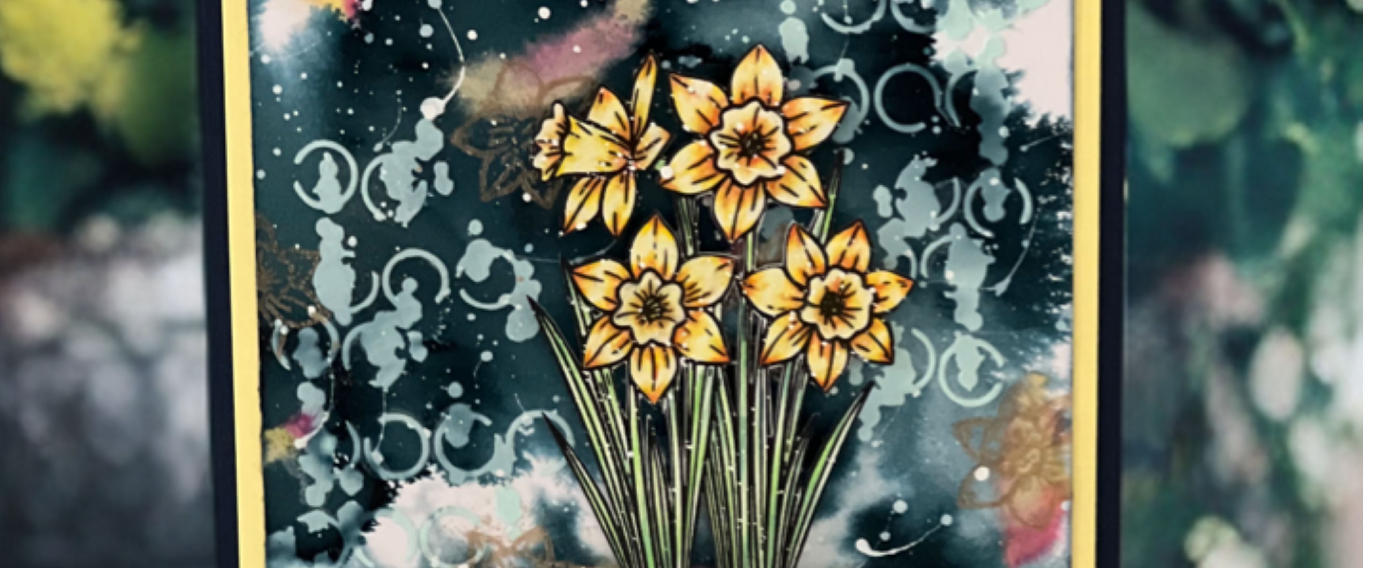 Handgemachte Karte mit gelben Blumen auf dunklem Gel Press-Hintergrund mit Mixed-Media-Mustern