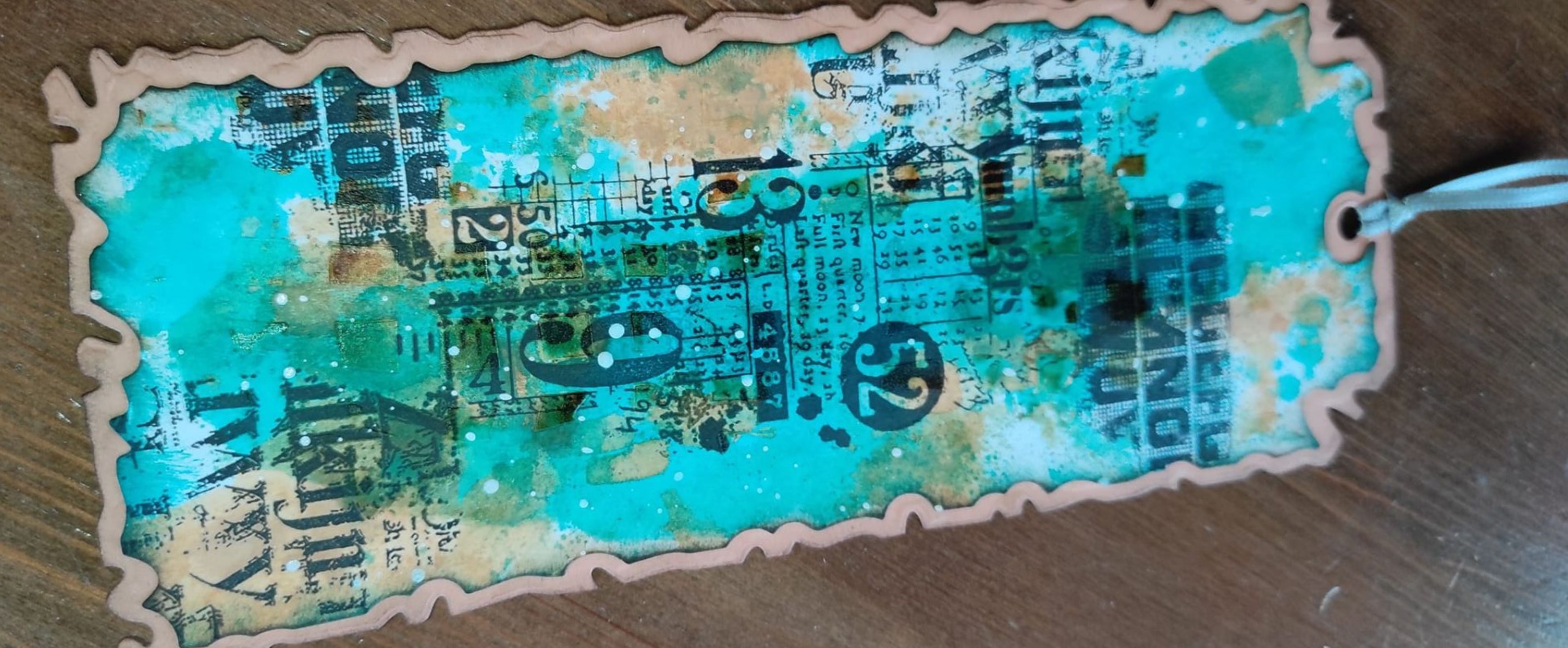 Türkiser Mixed-Media-Tag mit Gel Press-Druck, gestempelten Zahlen und strukturierten Papierlagen