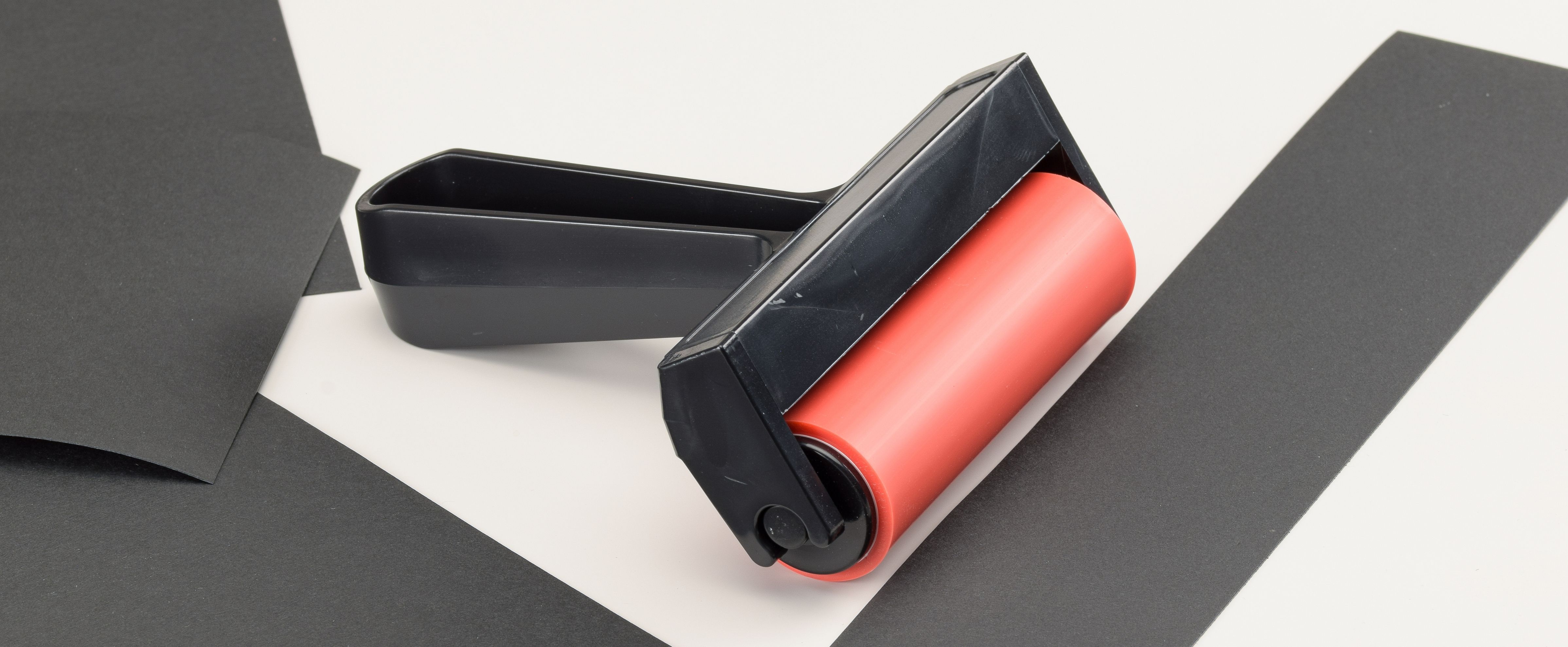 Brayer roller met zwart cardstock voor het gelijkmatig verdelen van verf bij Gel Press en gel printing