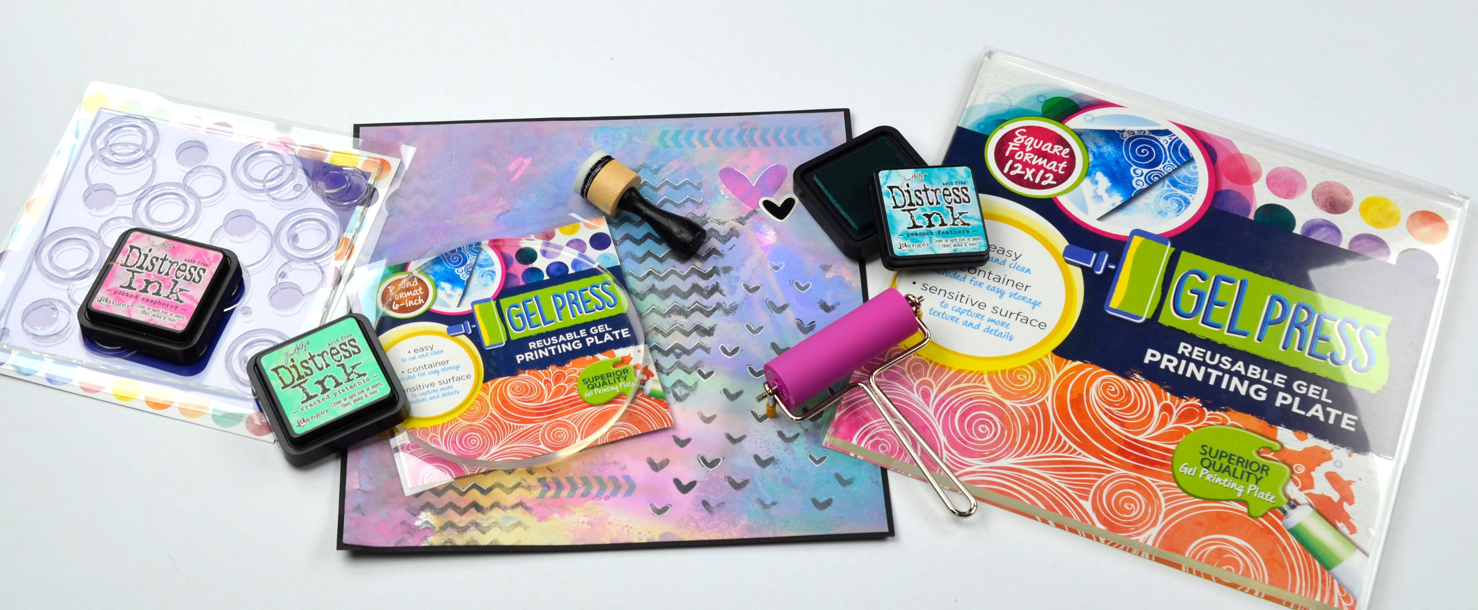 Gel Press materialen met gel printing plates, brayer, Distress Ink en kleurrijke geprinte achtergrond