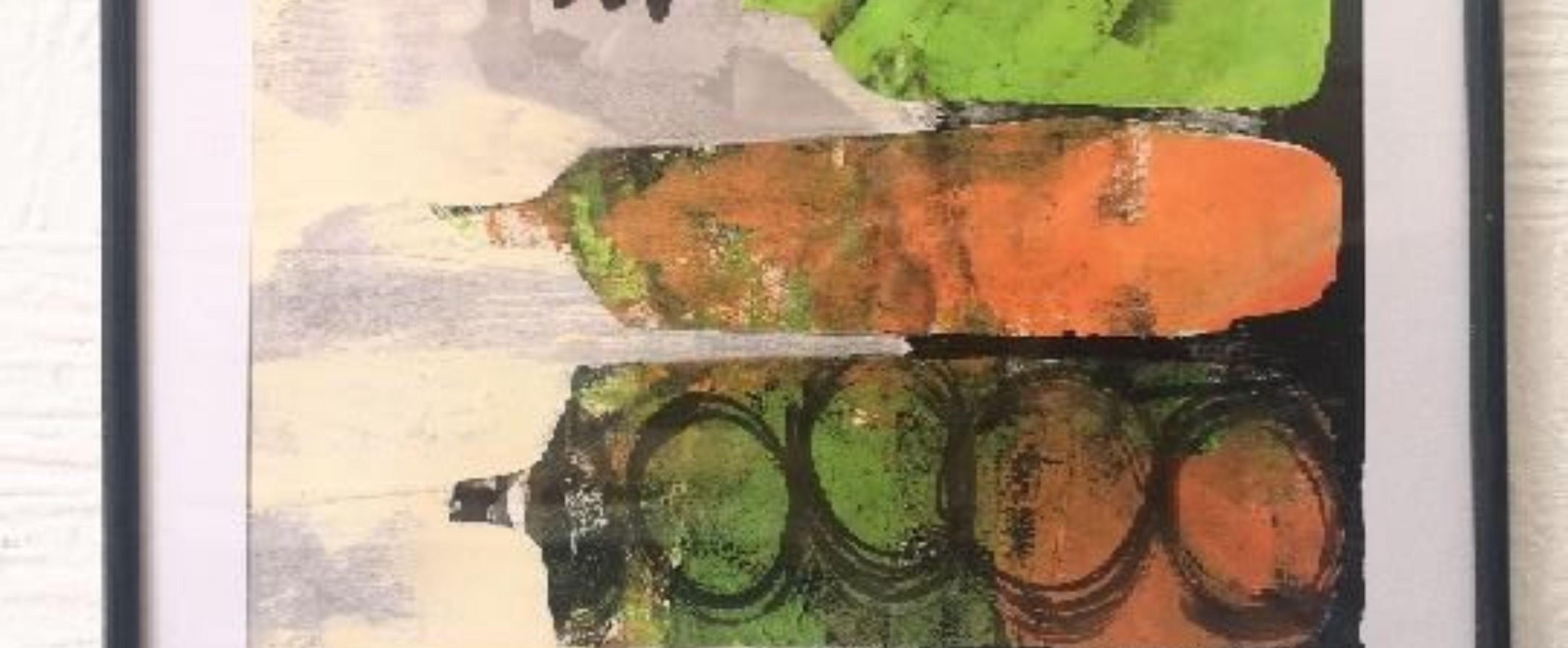 Stampa Gel Press a livelli con pittura arancione, verde e nera, motivi stencil e texture astratta