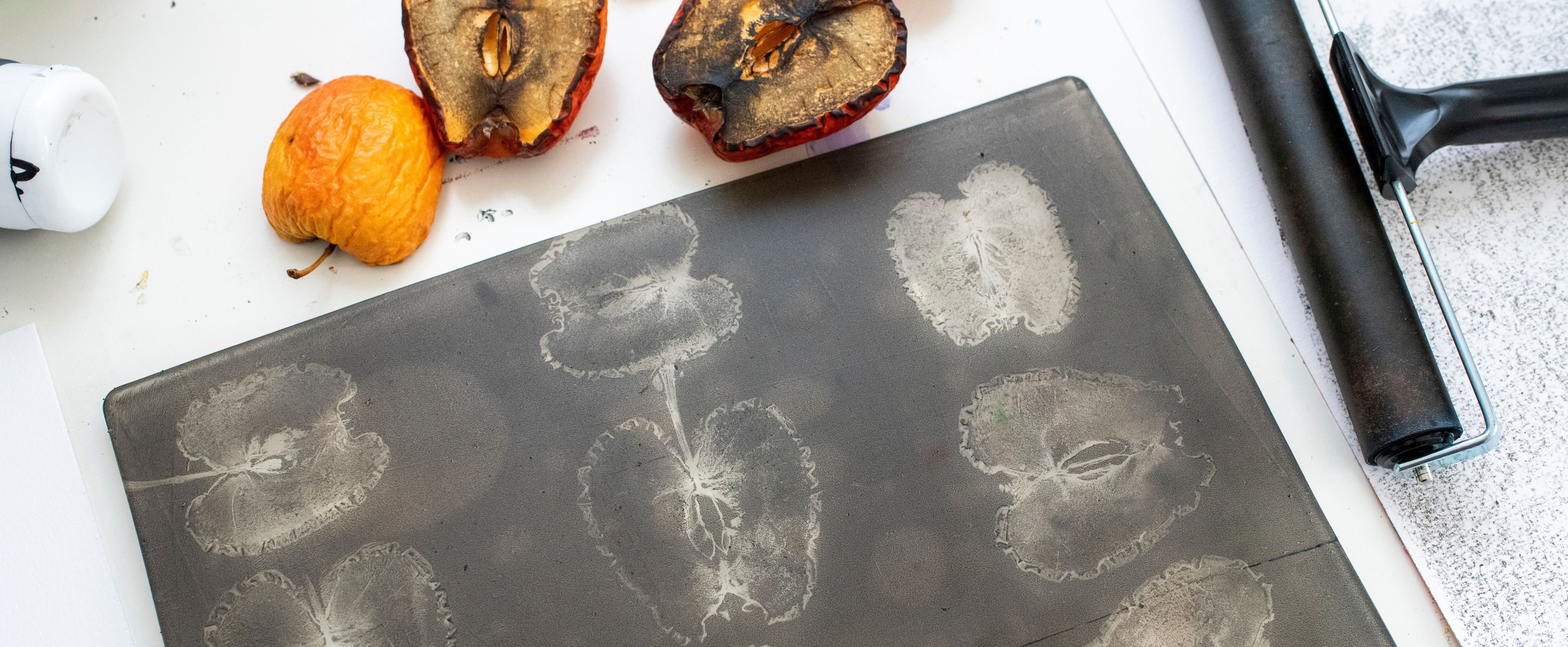 Gel Press plate con texture di foglie, materiali naturali e brayer per tecniche botaniche di gel printing