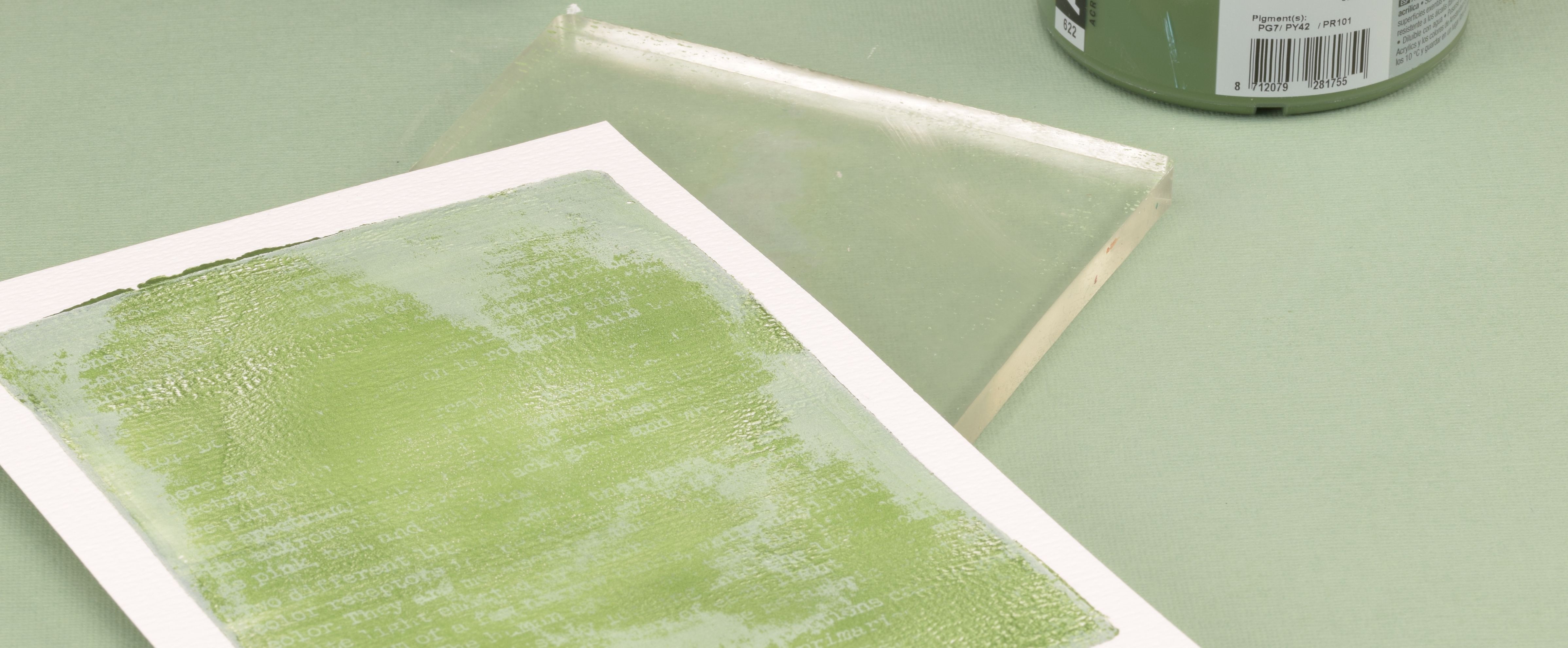 Stampa verde Gel Press su carta con gel printing plate e pittura acrilica per pulire Gel Press