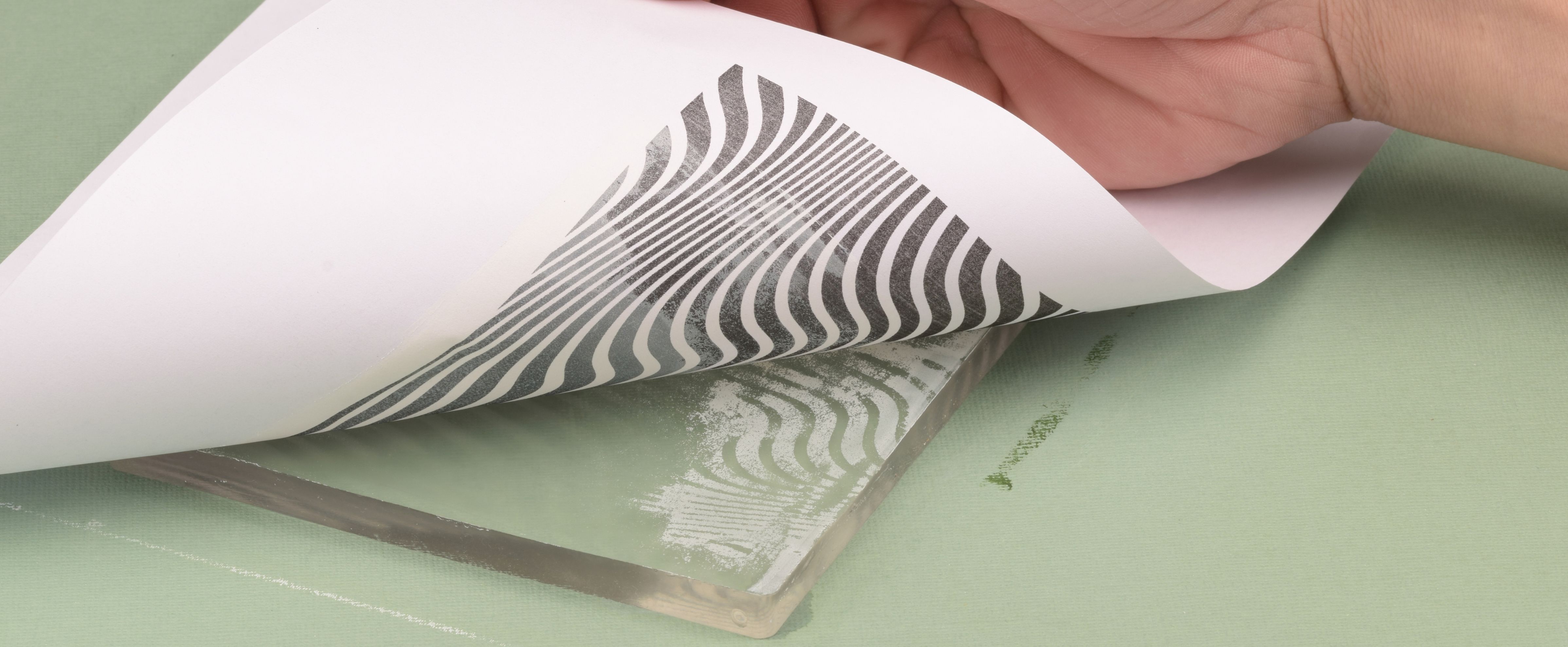Papel levantado de una placa de gel para mostrar un patrón gráfico con Gel Press