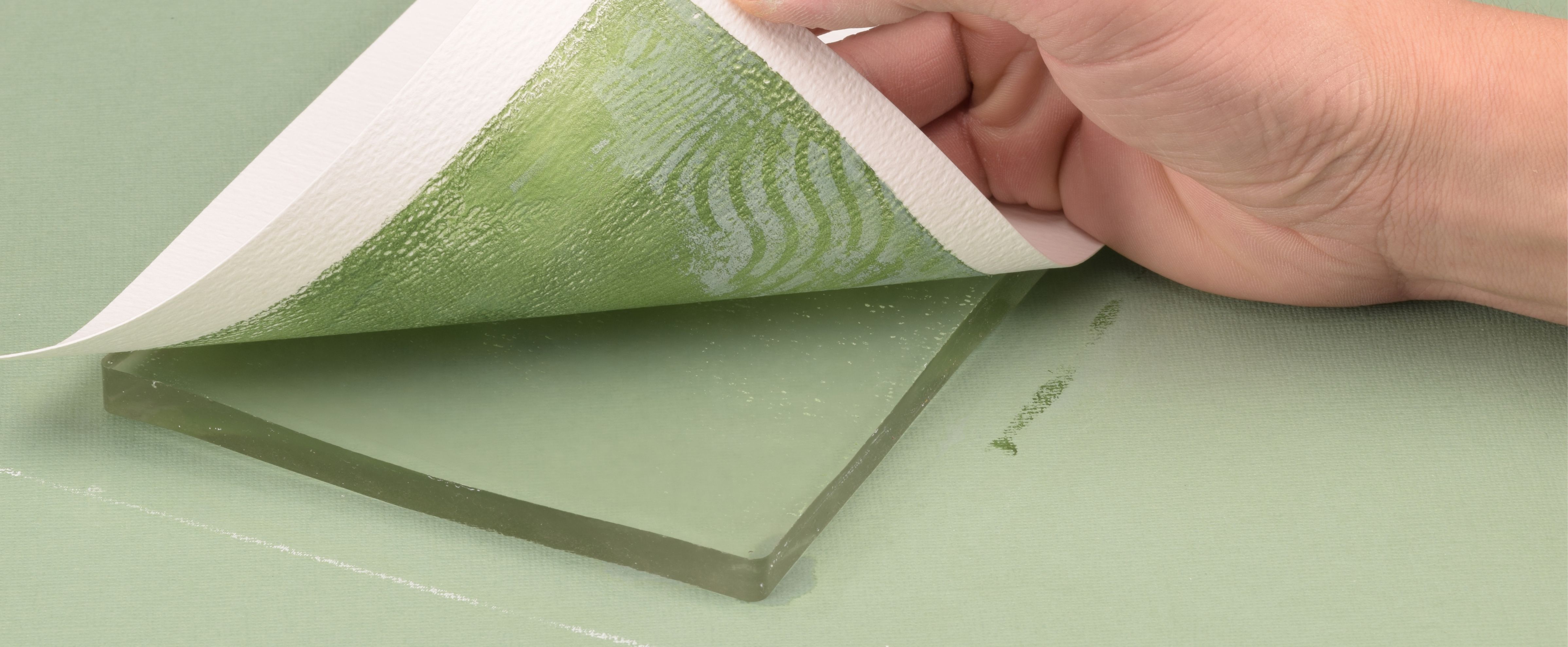 Impresión verde retirada de una placa de gel después de estampar con pintura acrílica