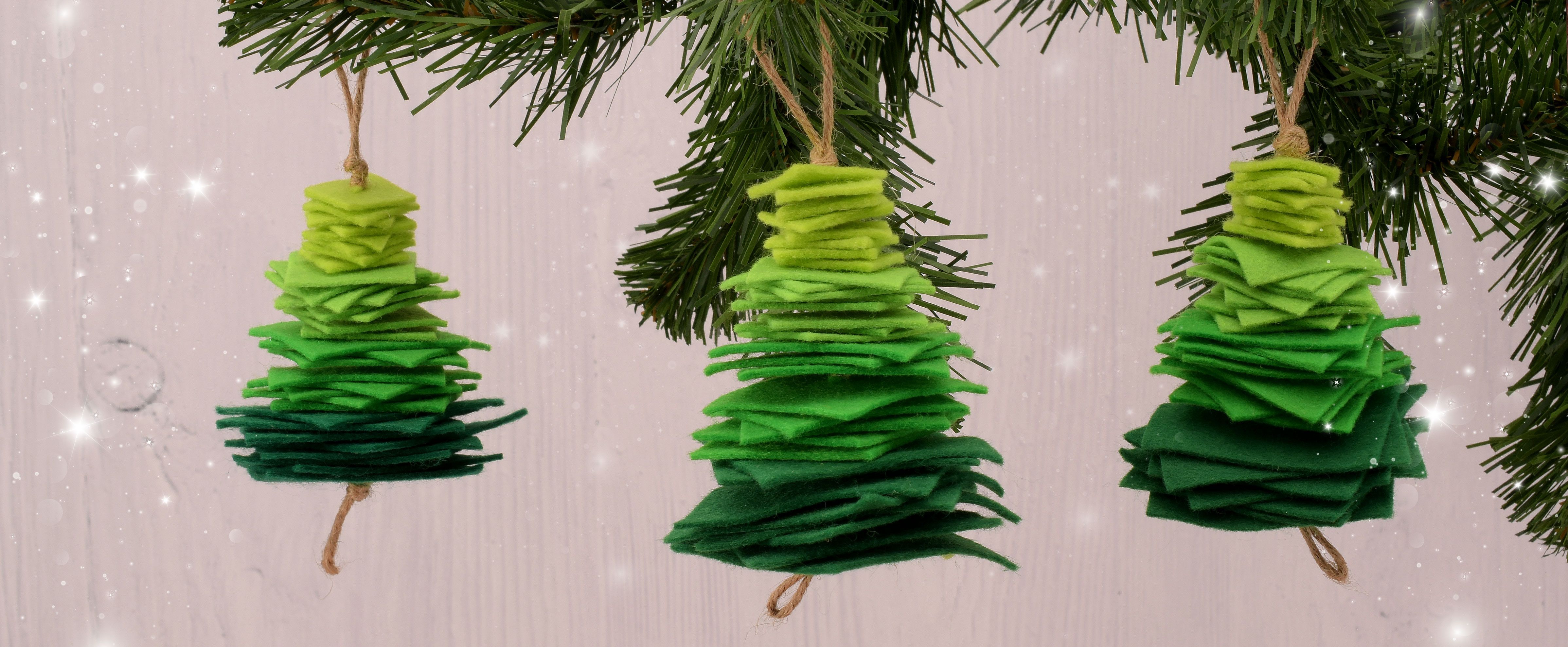 Gefädelter Filz-Weihnachtsbaum, leichtes Bastelprojekt für Kinder.