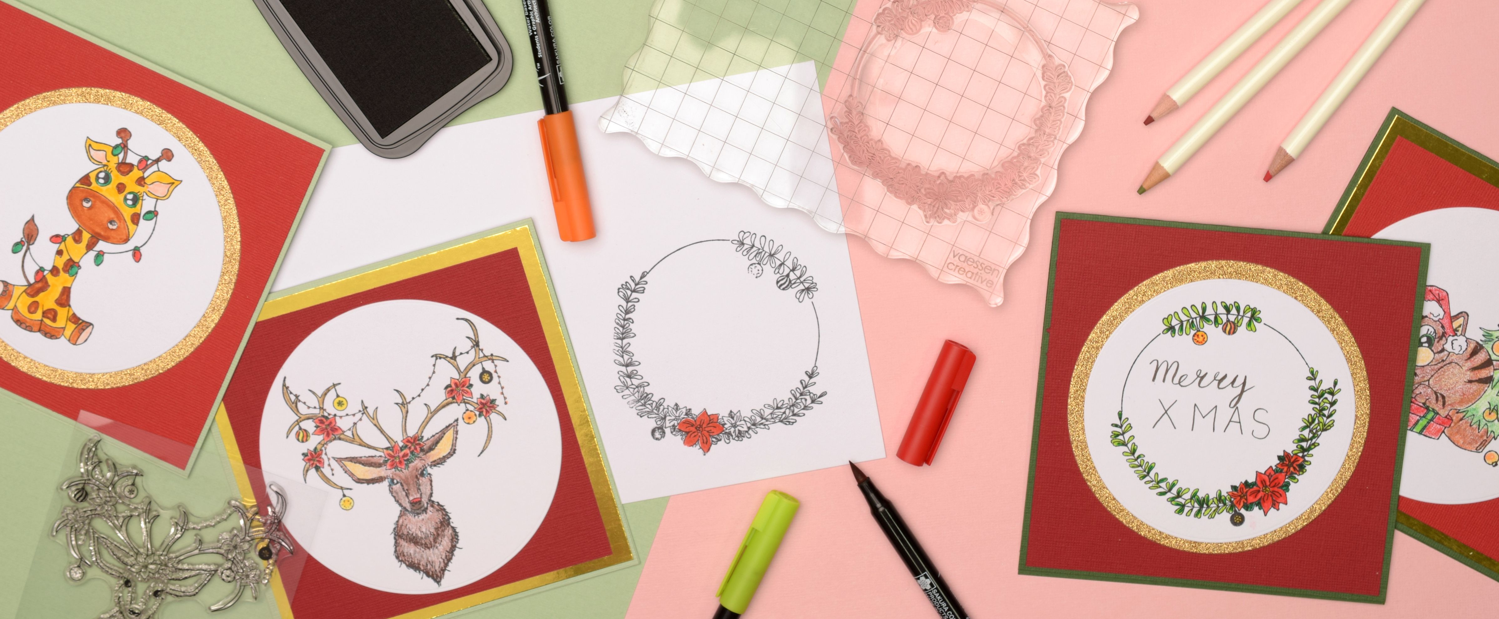 Tarjeta de Navidad con sello de corona — diseño elegante estampado con colores navideños.