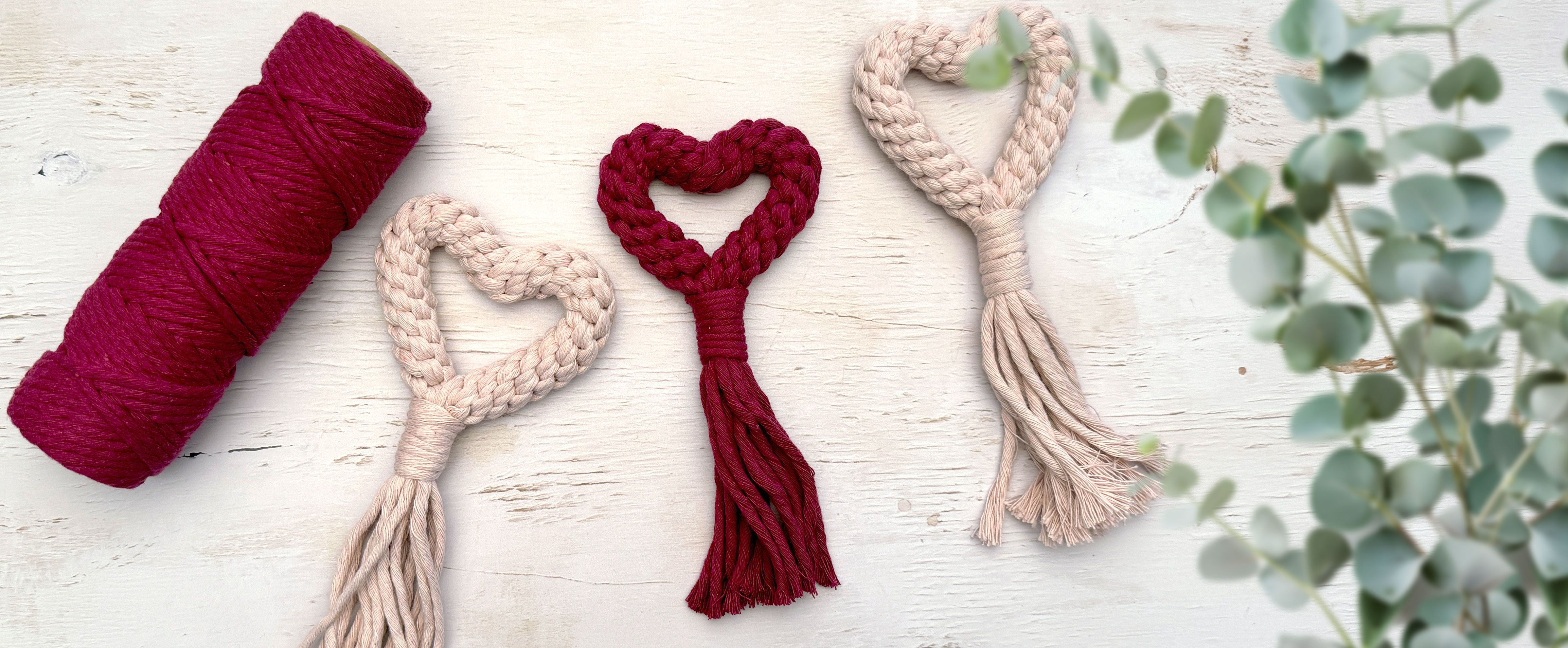 Llavero de corazón macramé con cuerda trenzada como regalo creativo del Día de la Madre.