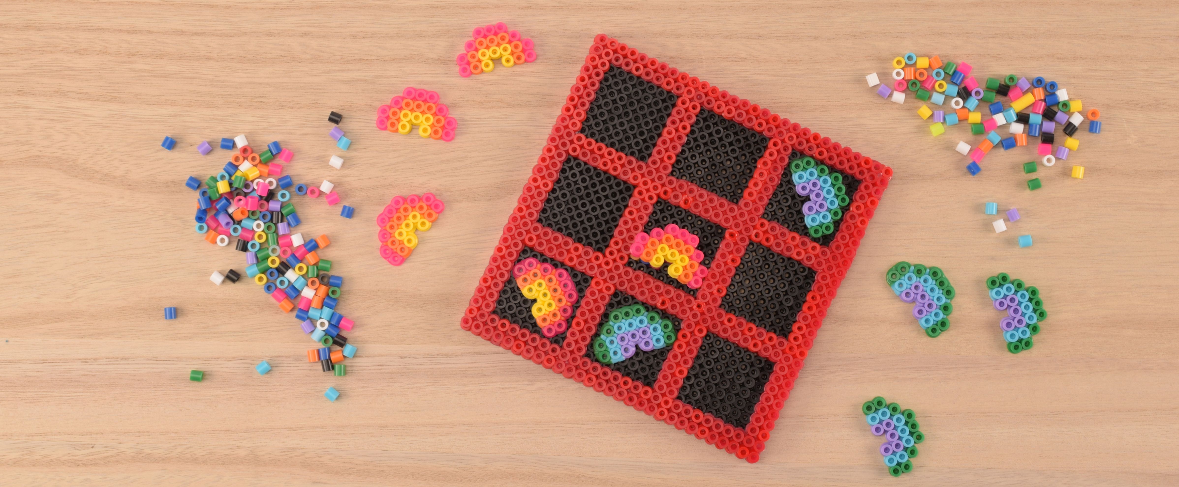 Boter-kaas-en-eieren spel van strijkkralen – vrolijk en handgemaakt Vaderdag cadeau om samen te spelen.