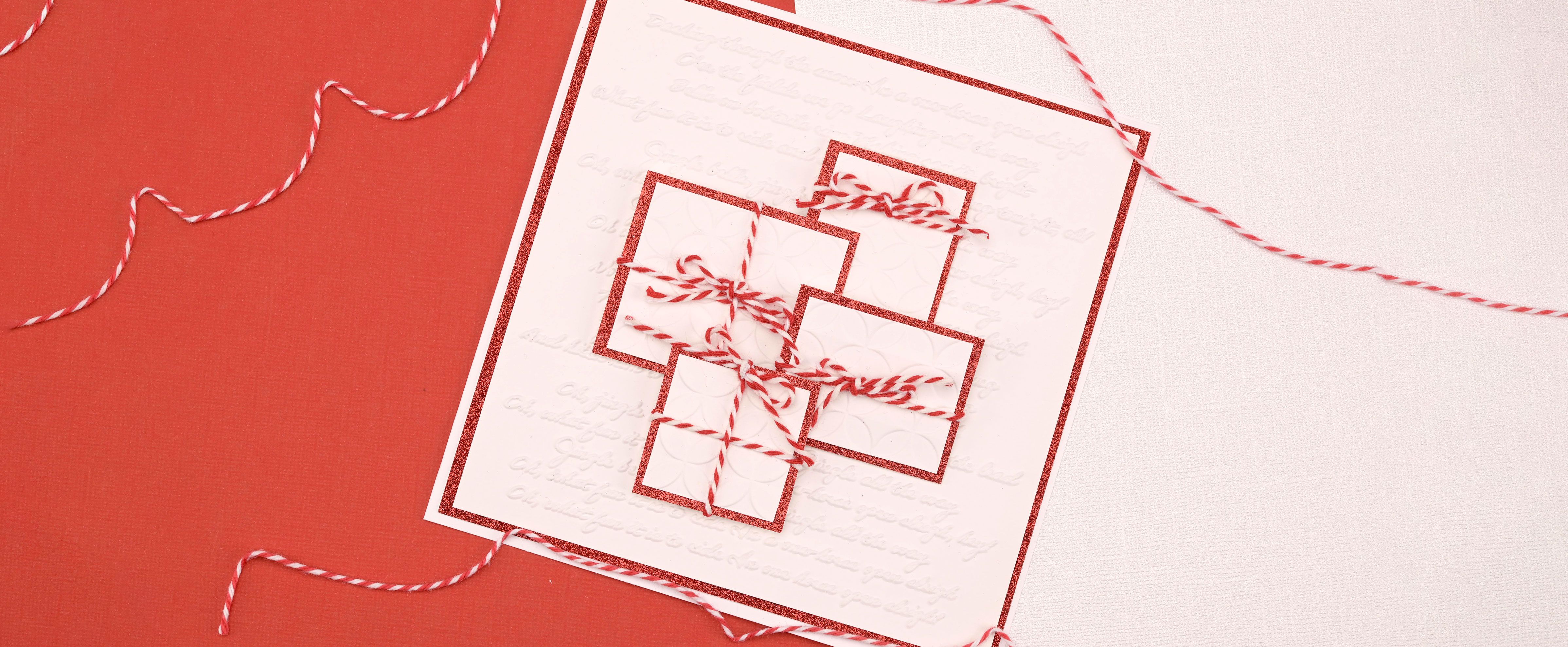 Tarjeta de Navidad con regalos de papel de colores — diseño creativo con lazos y detalles festivos.