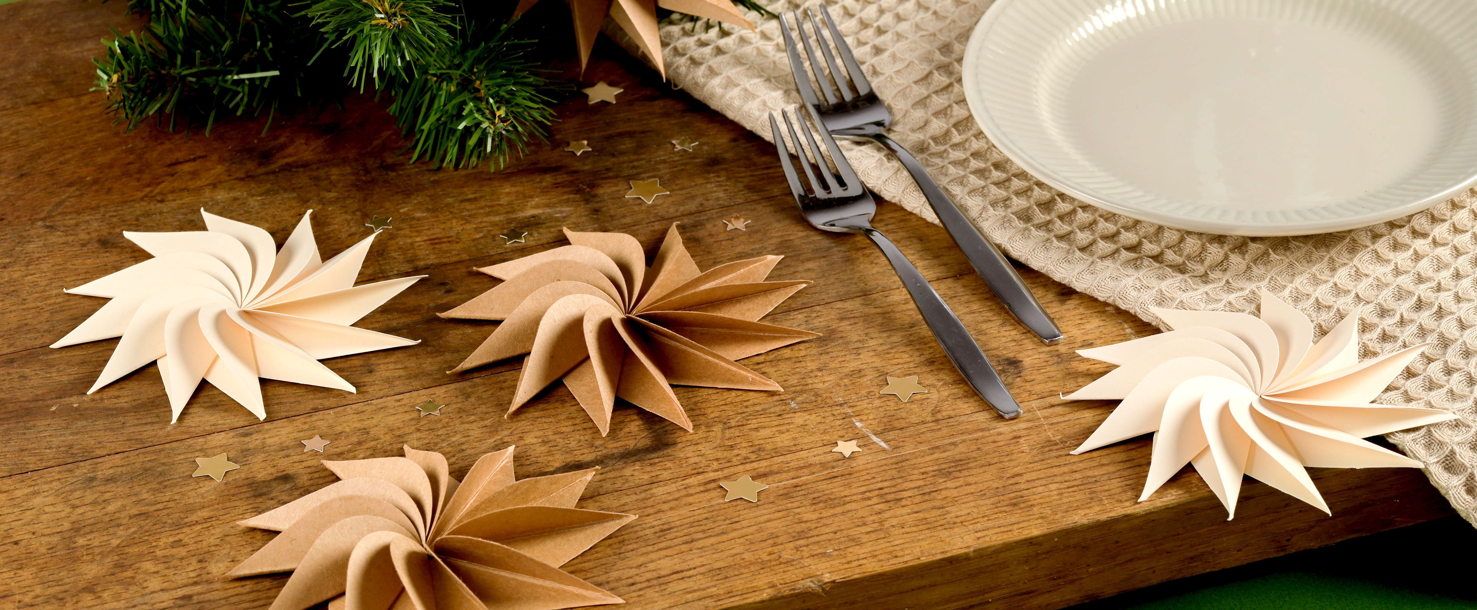 Papier-Weihnachtsstern basteln, einfache DIY-Weihnachtsdeko für Kinder.