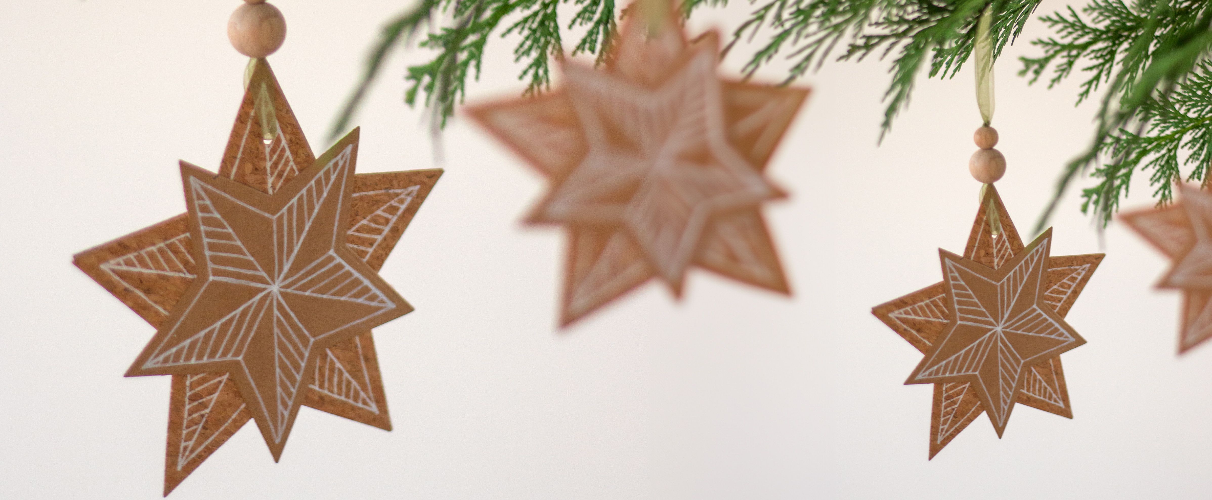 Sterne aus Kraftpapier – natürliche Weihnachtsdekoration mit handgefertigtem Look für rustikalen Stil.