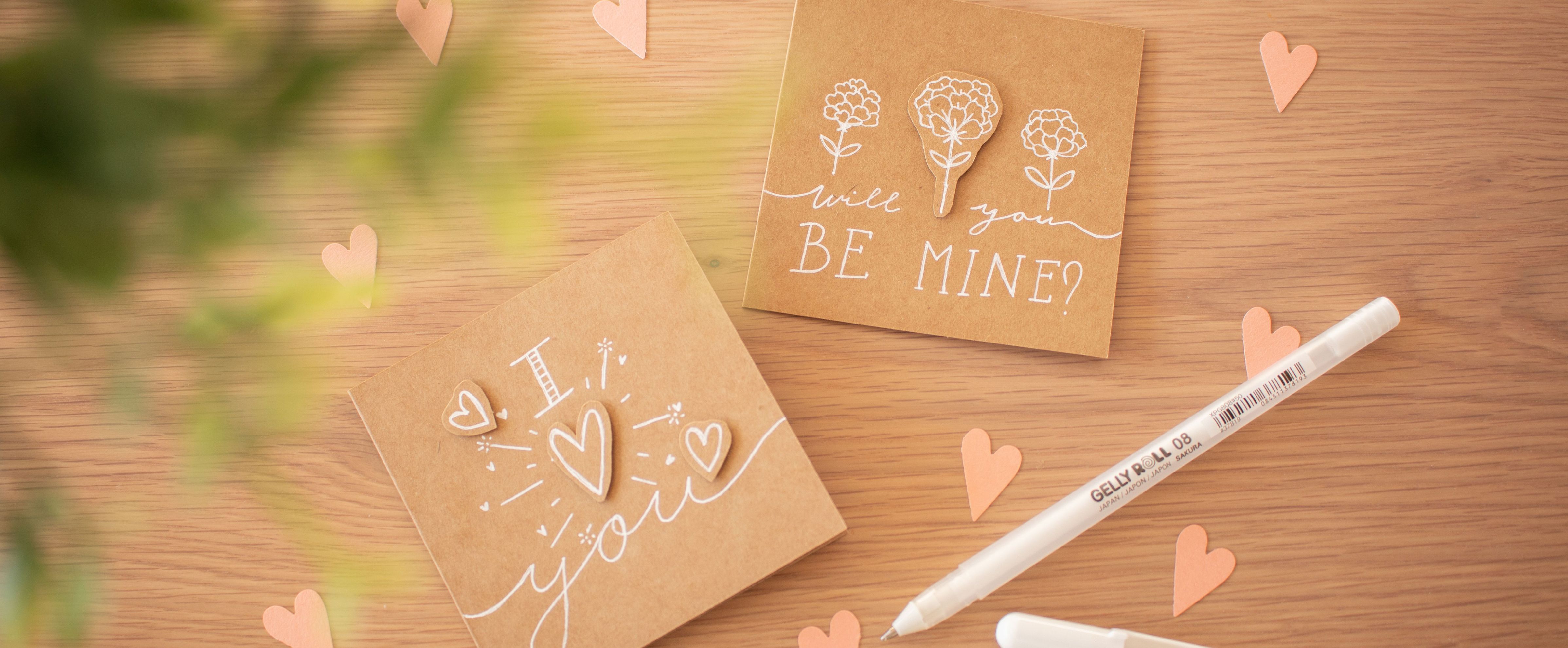 Carte de Saint-Valentin Kraft avec des cœurs dessinés à la main et un design simple et rustique.