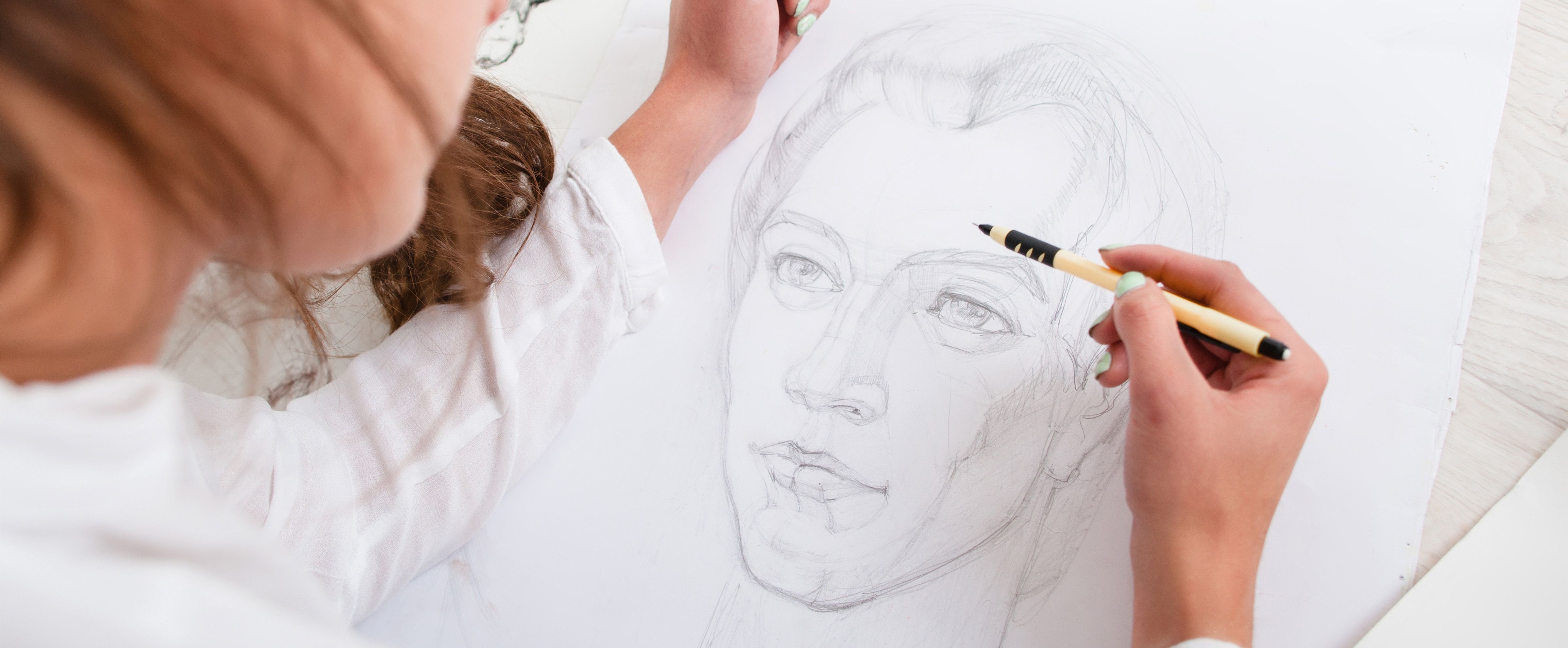 Portret schetsen met potlood als voorbeeld van tekenen met grafietpotlood