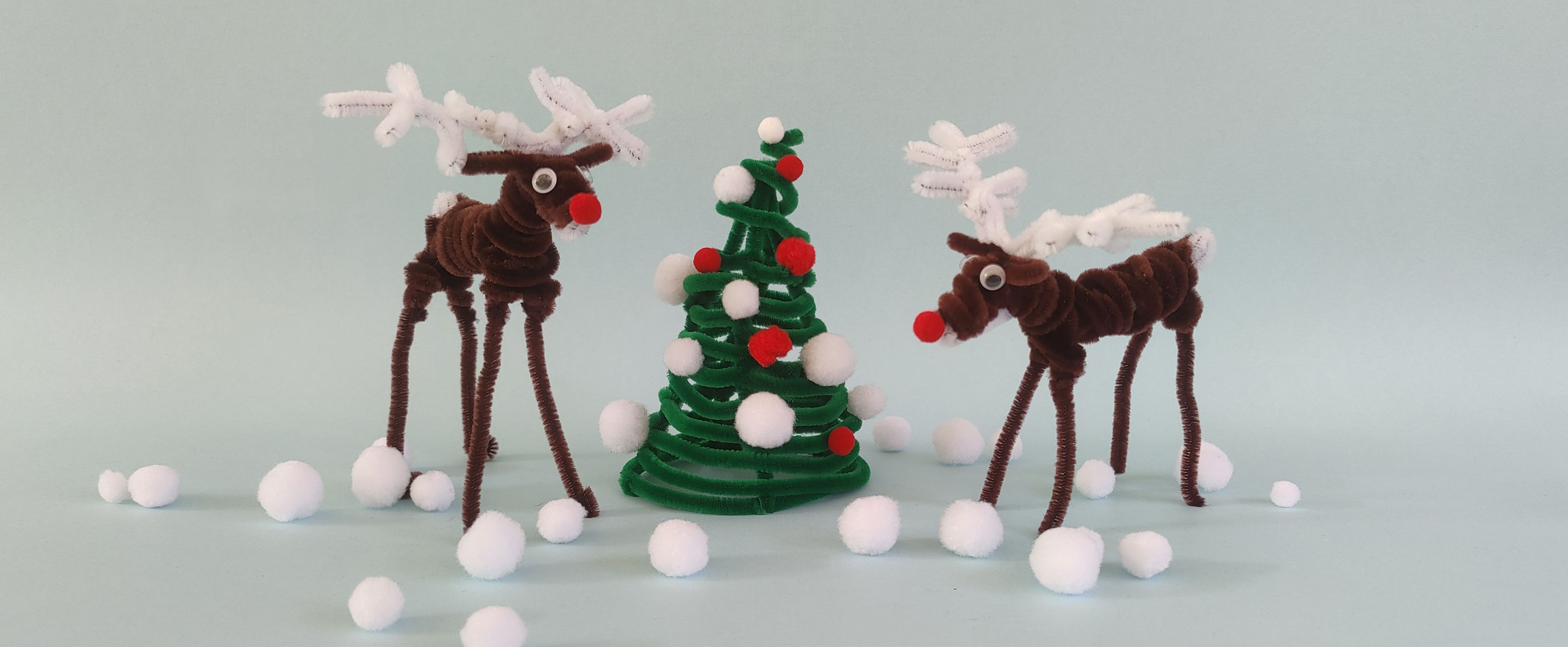 Rentierfiguren aus Pfeifenreinigern und ein DIY-Weihnachtsbaum aus Chenilledraht mit weißen und roten Pompons.